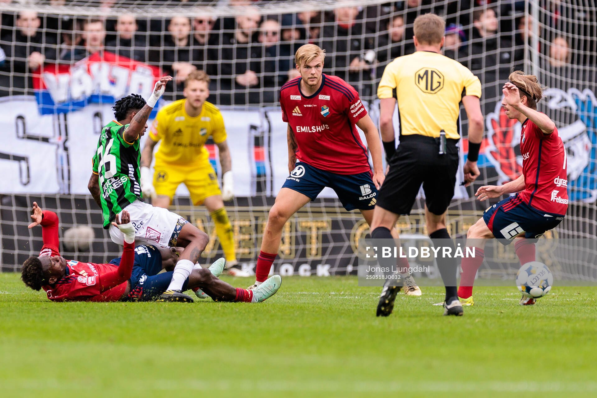 Östers Kingsley Gyamfi och GAISs Chovanie Shakur Amatkarijo och Östers Mattis Adolfsson under fotbollsmatchen i Allsvenskan mellan Öster och GAIS den 18 maj 2025 i Växjö.