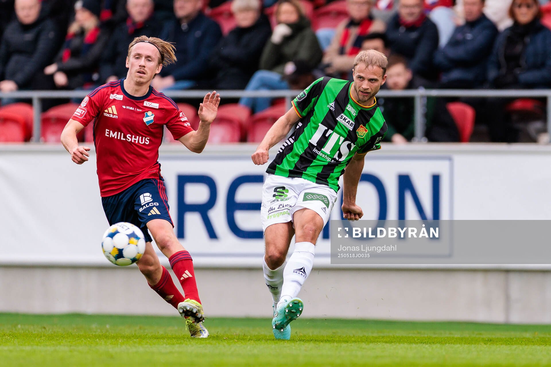 Östers David Seger och GAISs Gustav Lundgren under fotbollsmatchen i Allsvenskan mellan Öster och GAIS den 18 maj 2025 i Växjö. 