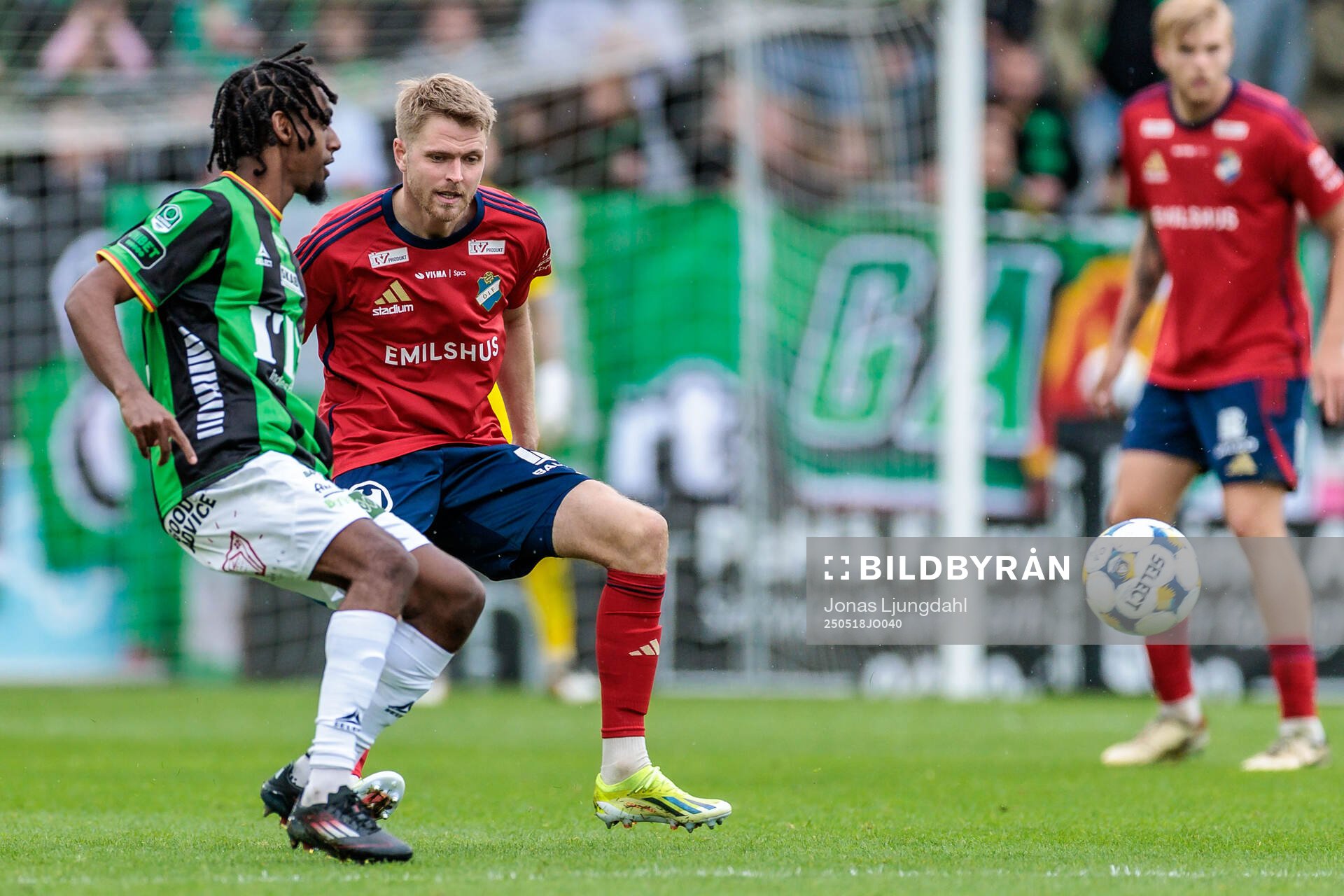GAISs Chovanie Shakur Amatkarijo och Östers Magnus Christensen under fotbollsmatchen i Allsvenskan mellan Öster och GAIS den 18 maj 2025 i Växjö.