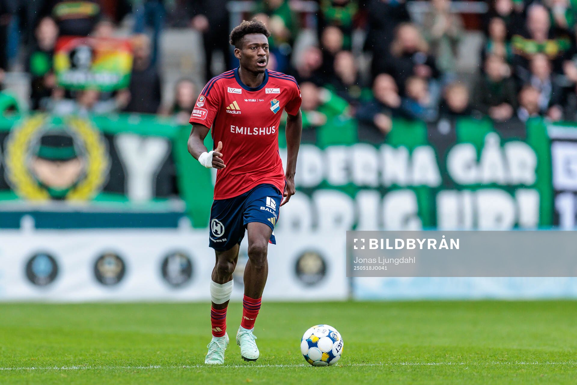 Östers Kingsley Gyamfi under fotbollsmatchen i Allsvenskan mellan Öster och GAIS den 18 maj 2025 i Växjö. 