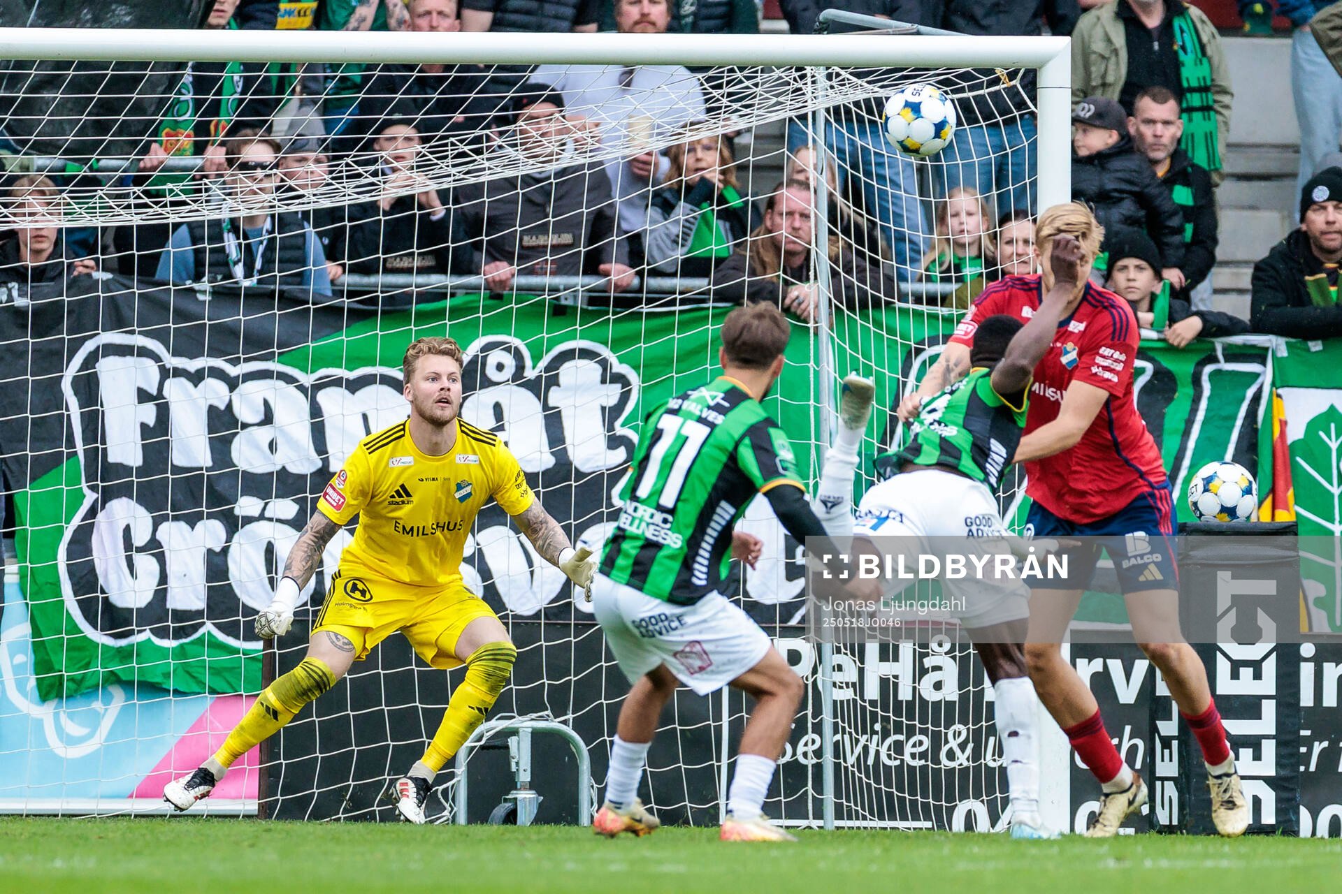 Östers målvakt Robin Wallinder och GAISs Ibrahim Diabate under fotbollsmatchen i Allsvenskan mellan Öster och GAIS den 18 maj 2025 i Växjö. 