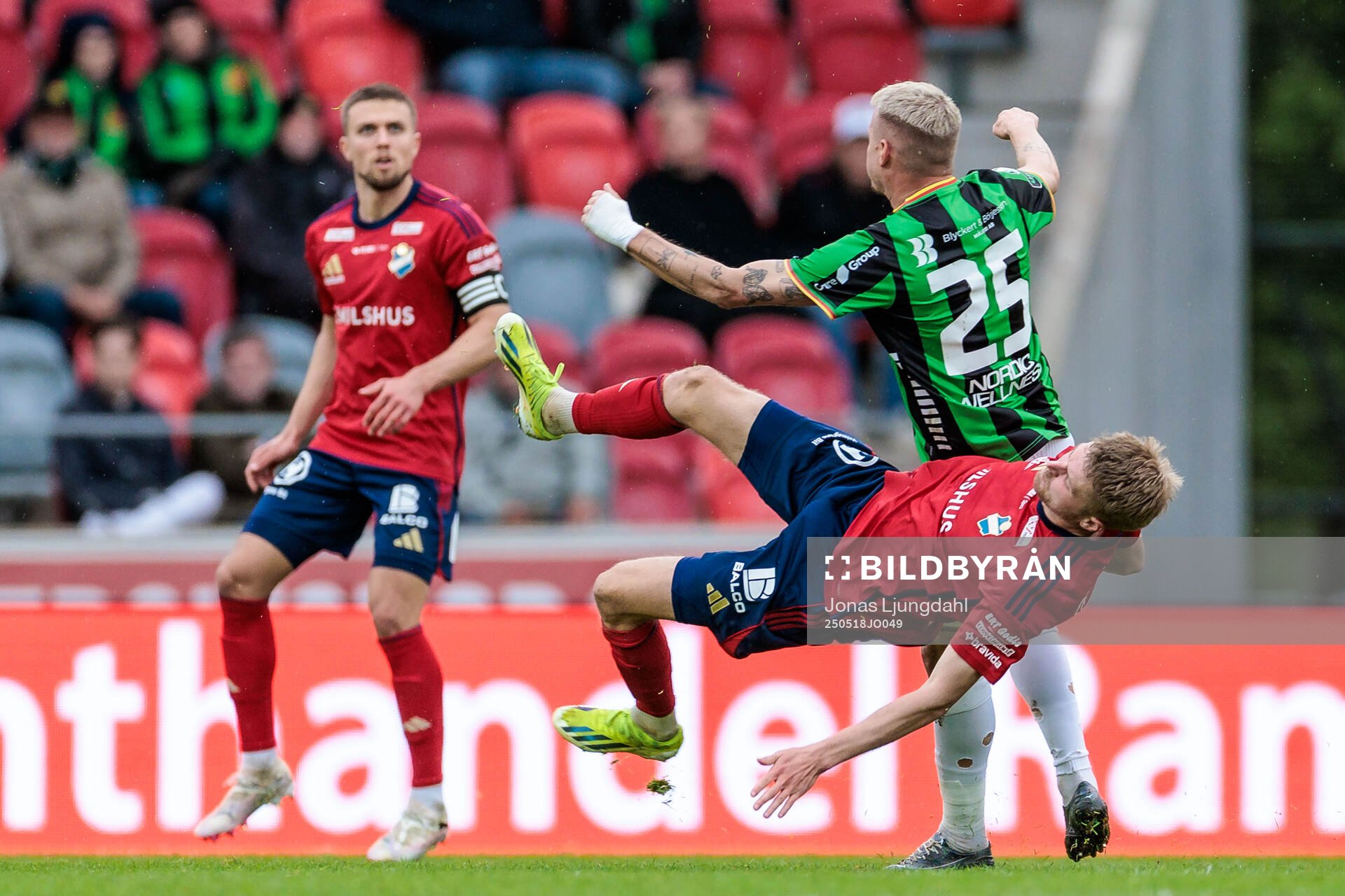 Östers Magnus Christensen och GAISs Jonas Lindberg under fotbollsmatchen i Allsvenskan mellan Öster och GAIS den 18 maj 2025 i Växjö. 