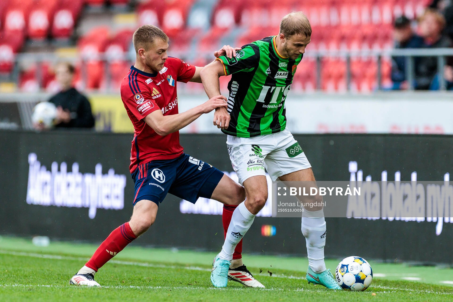 Östers Dennis Olsson och GAISs Gustav Lundgren under fotbollsmatchen i Allsvenskan mellan Öster och GAIS den 18 maj 2025 i Växjö. 