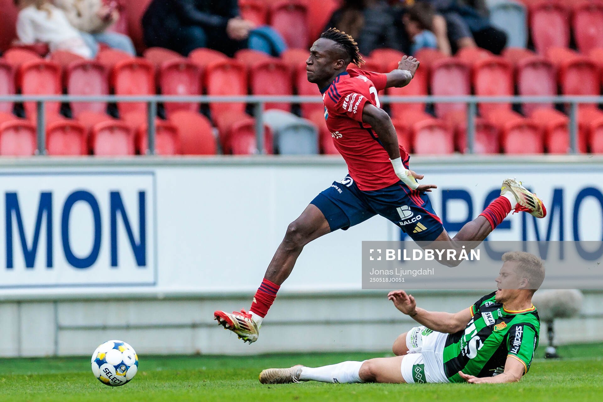 Östers Youssoupha Sanyang och GAISs Kevin Holmén under fotbollsmatchen i Allsvenskan mellan Öster och GAIS den 18 maj 2025 i Växjö. 