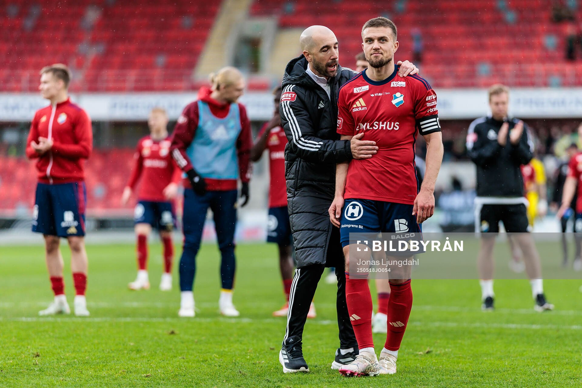 Östers tränare Martin Foyston och Ivan Kricak under fotbollsmatchen i Allsvenskan mellan Öster och GAIS den 18 maj 2025 i Växjö. 
