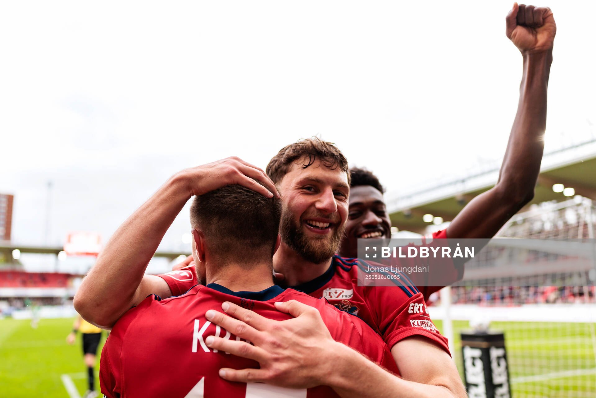 Östers Alibek Aliev och Kingsley Gyamfi jublar efter 1-0 under fotbollsmatchen i Allsvenskan mellan Öster och GAIS den 18 maj 2025 i Växjö. 