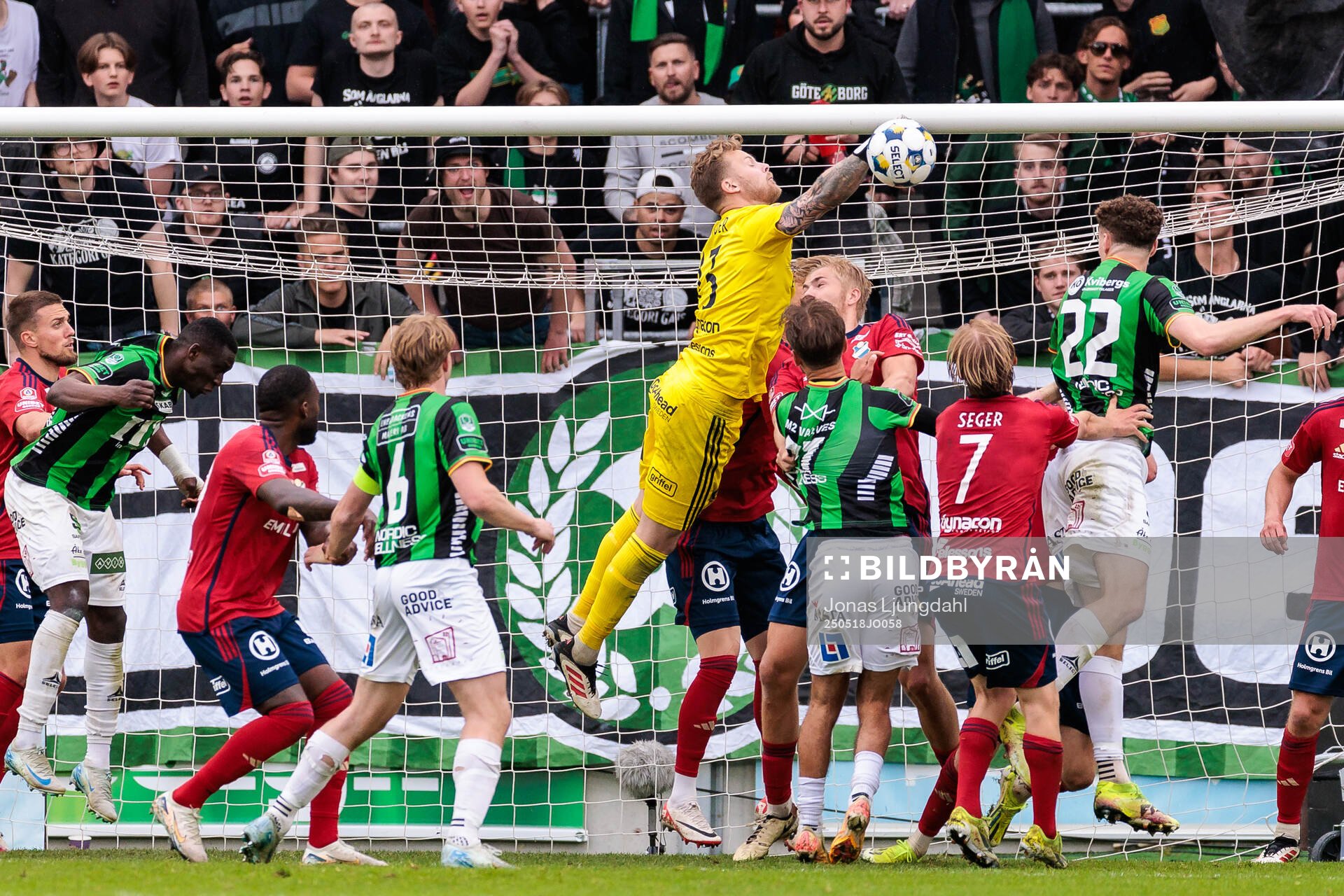 Östers målvakt Robin Wallinder under fotbollsmatchen i Allsvenskan mellan Öster och GAIS den 18 maj 2025 i Växjö. 