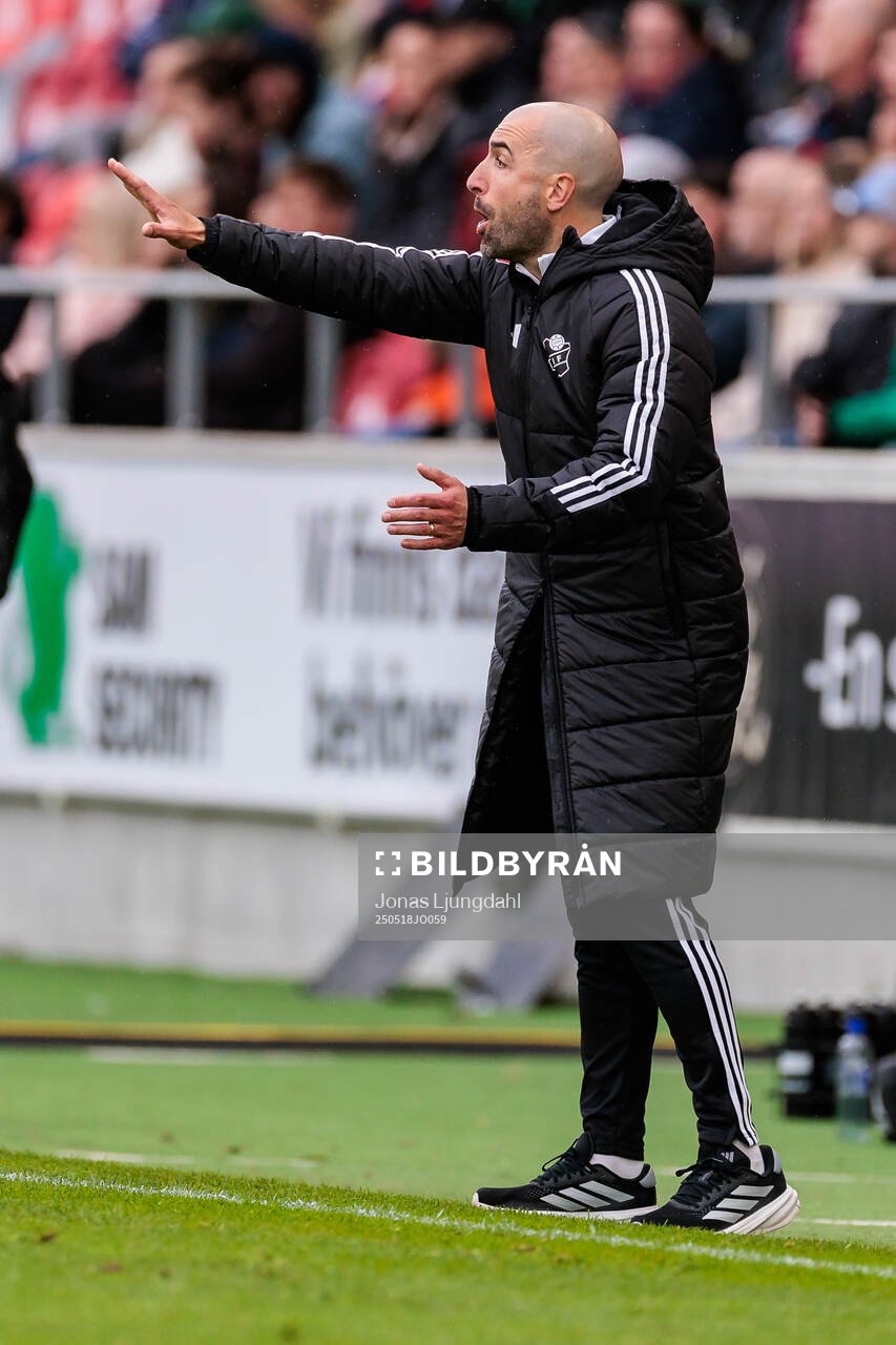 Östers tränare Martin Foyston under fotbollsmatchen i Allsvenskan mellan Öster och GAIS den 18 maj 2025 i Växjö. 