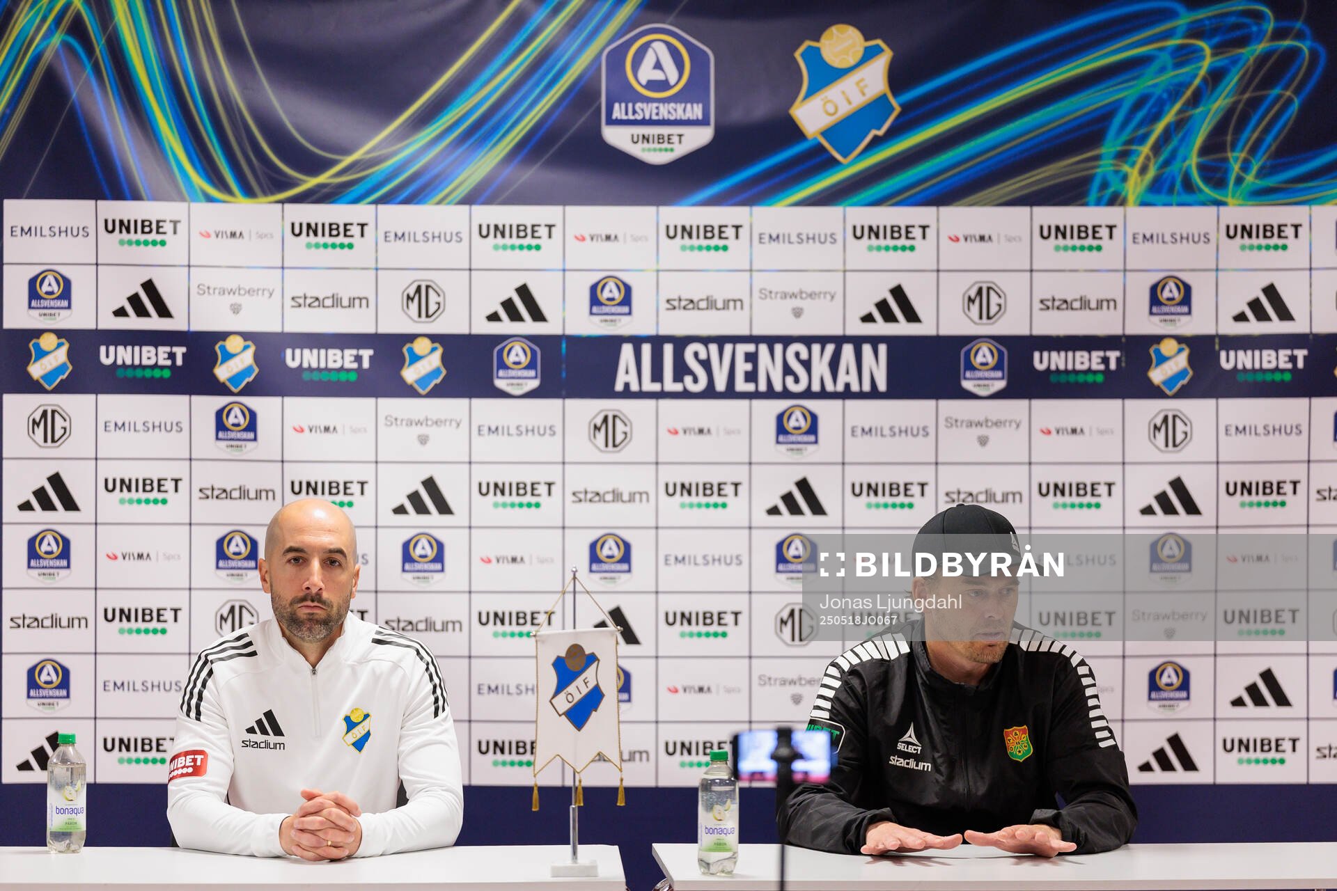 Östers tränare Martin Foyston och GAIS tränare Fredrik Holmberg efter fotbollsmatchen i Allsvenskan mellan Öster och GAIS den 18 maj 2025 i Växjö.