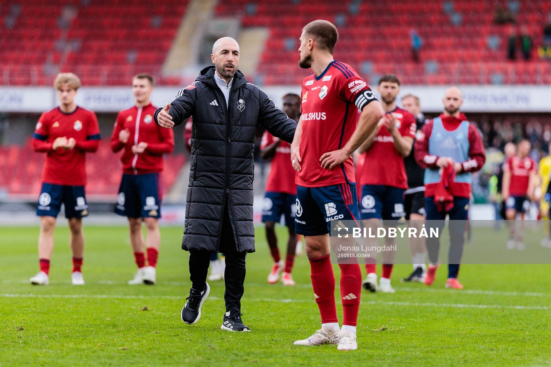 Östers tränare Martin Foyston efter fotbollsmatchen i Allsvenskan mellan Öster och GAIS den 18 maj 2025 i Växjö. 