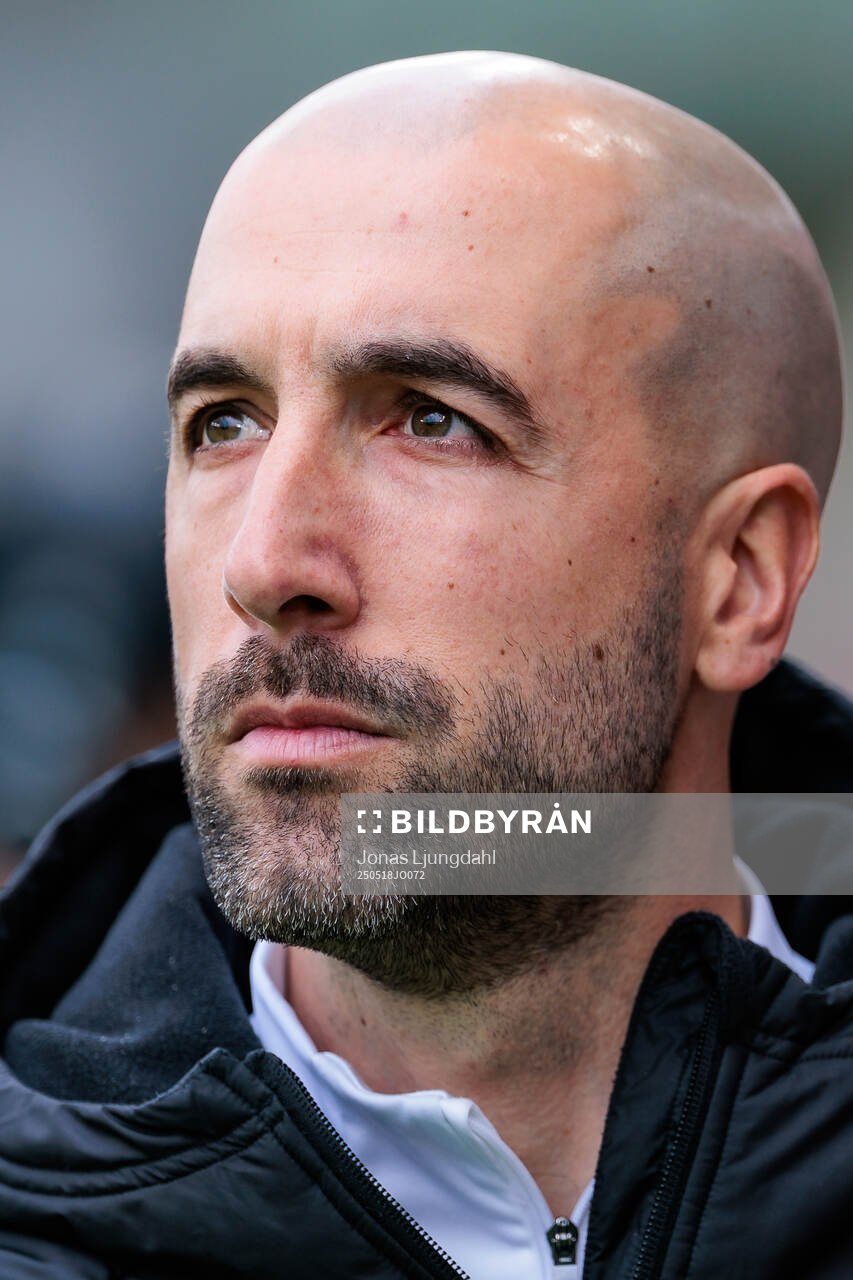 Östers tränare Martin Foyston under fotbollsmatchen i Allsvenskan mellan Öster och GAIS den 18 maj 2025 i Växjö. 