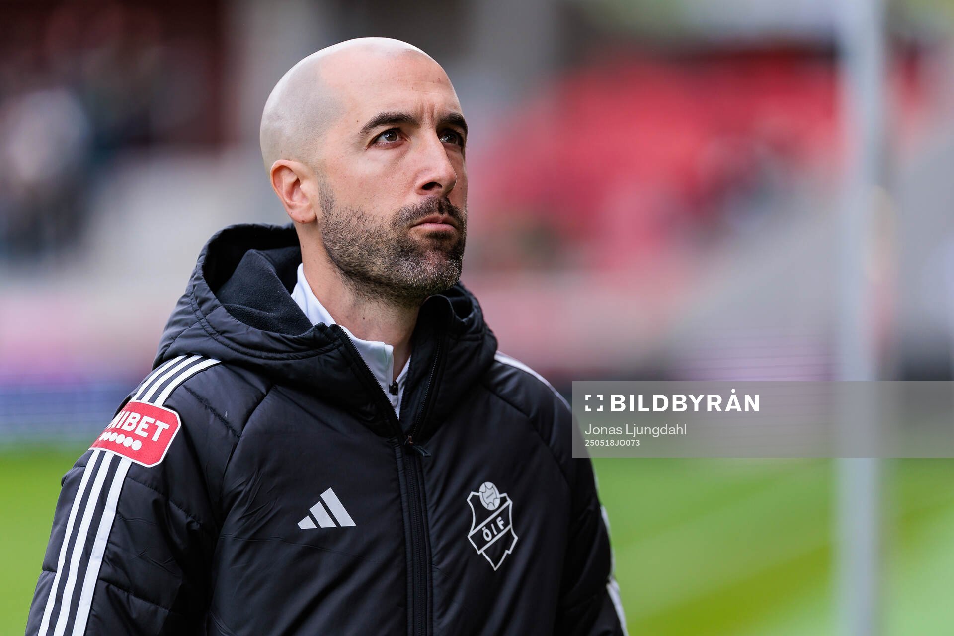 Östers tränare Martin Foyston under fotbollsmatchen i Allsvenskan mellan Öster och GAIS den 18 maj 2025 i Växjö. 