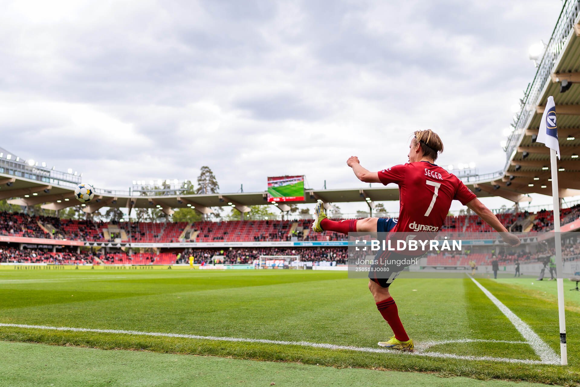 Östers David Seger slår en hörna under fotbollsmatchen i Allsvenskan mellan Öster och GAIS den 18 maj 2025 i Växjö. 