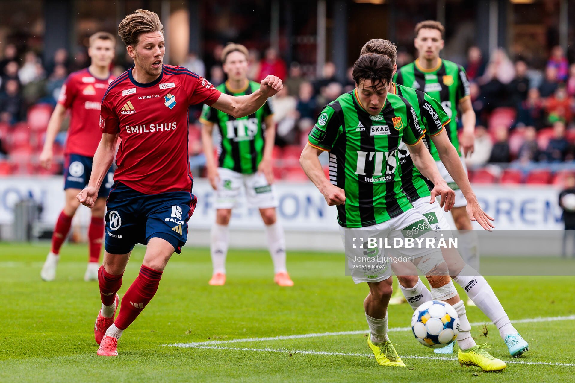 Östers Noah Söderberg och GAIS Matteo de Brienne under fotbollsmatchen i Allsvenskan mellan Öster och GAIS den 18 maj 2025 i Växjö. 