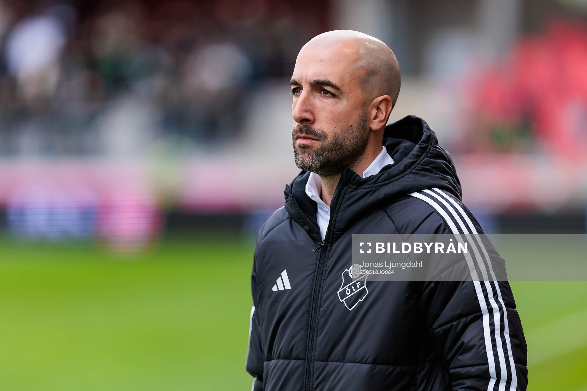 Östers tränare Martin Foyston under fotbollsmatchen i Allsvenskan mellan Öster och GAIS den 18 maj 2025 i Växjö. 