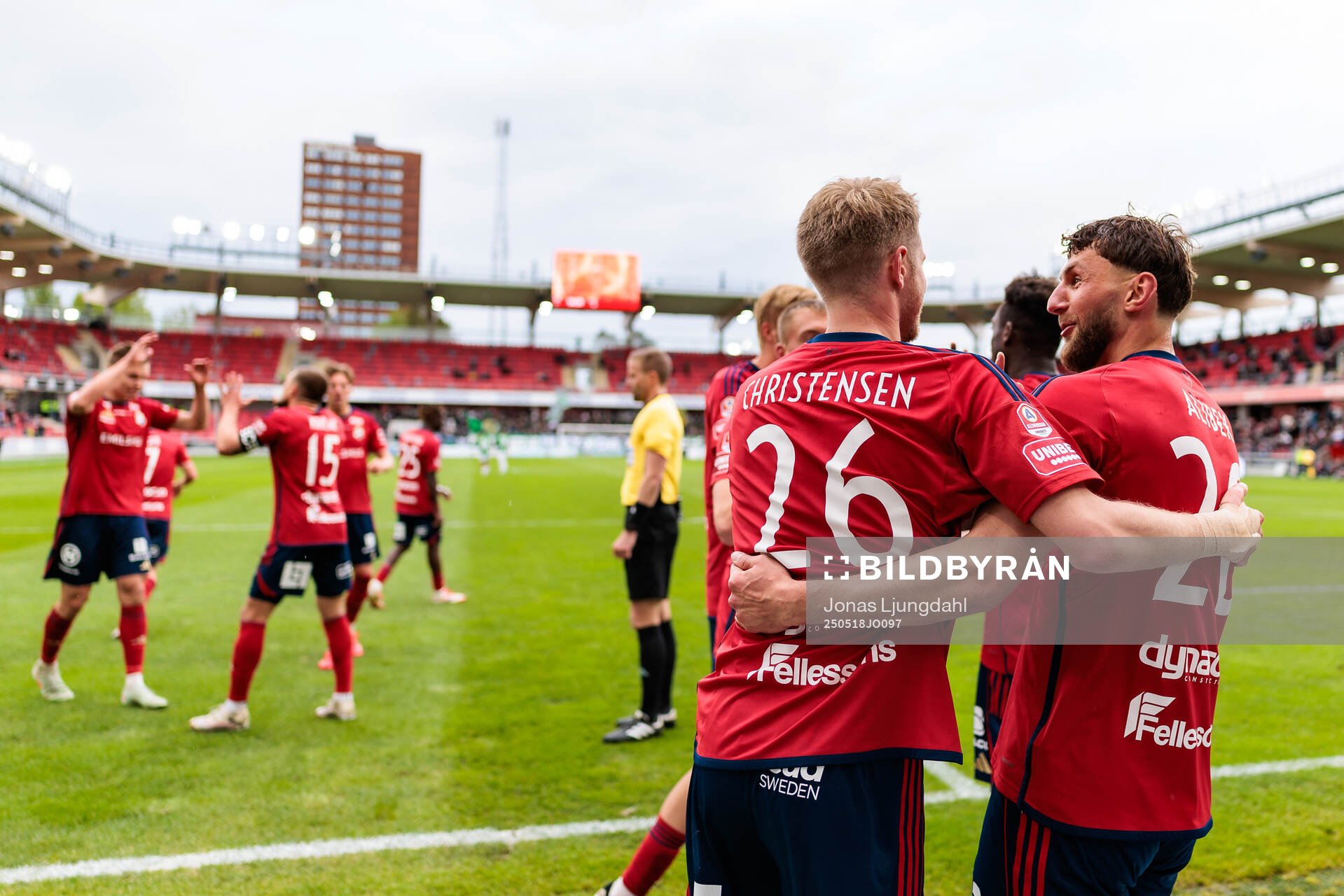 Östers Magnus Christensen och Alibek Aliev jublar efter mål 1-0 under fotbollsmatchen i Allsvenskan mellan Öster och GAIS den 18 maj 2025 i Växjö.