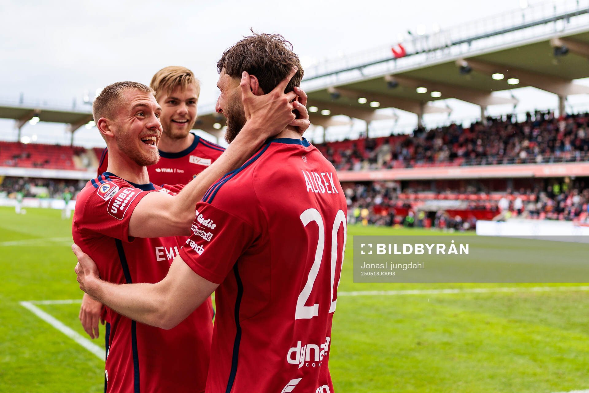 Östers Dennis Olsson och Alibek Aliev  jublar efter mål 1-0 under fotbollsmatchen i Allsvenskan mellan Öster och GAIS den 18 maj 2025 i Växjö. 
