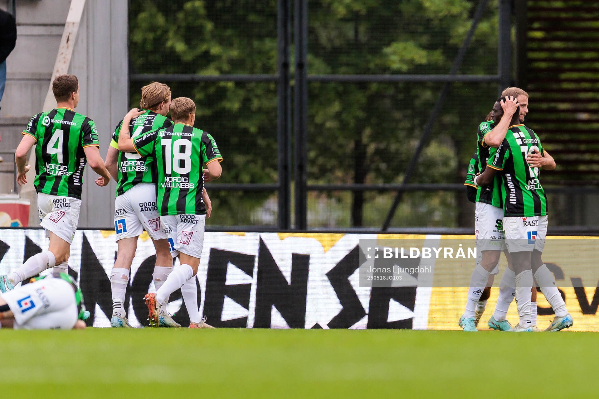 GAIS Gustav Lundgren och Ibrahim Diabate jublar efter mål 1-1 under fotbollsmatchen i Allsvenskan mellan Öster och GAIS den 18 maj 2025 i Växjö.