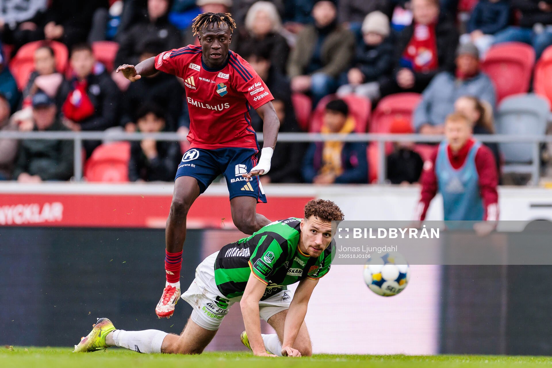 Östers Youssoupha Sanyang och GAIS Anes Cardaklija  under fotbollsmatchen i Allsvenskan mellan Öster och GAIS den 18 maj 2025 i Växjö. 