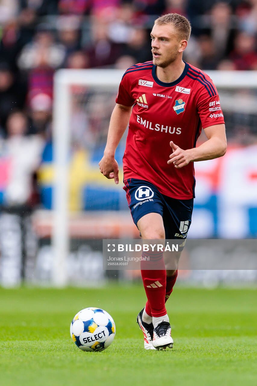Östers Dennis Olsson under fotbollsmatchen i Allsvenskan mellan Öster och GAIS den 18 maj 2025 i Växjö. 