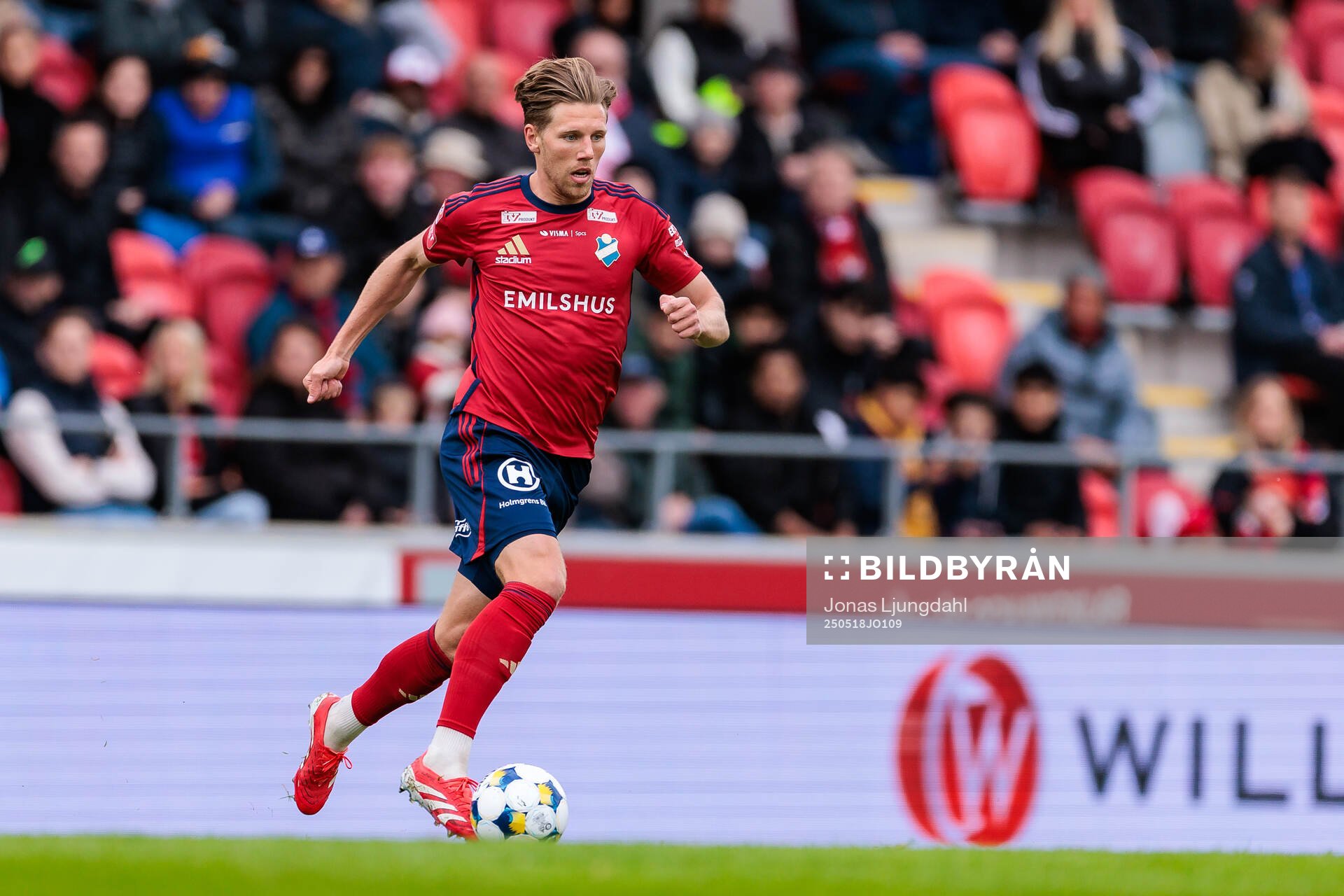 Östers Noah Söderberg under fotbollsmatchen i Allsvenskan mellan Öster och GAIS den 18 maj 2025 i Växjö. 