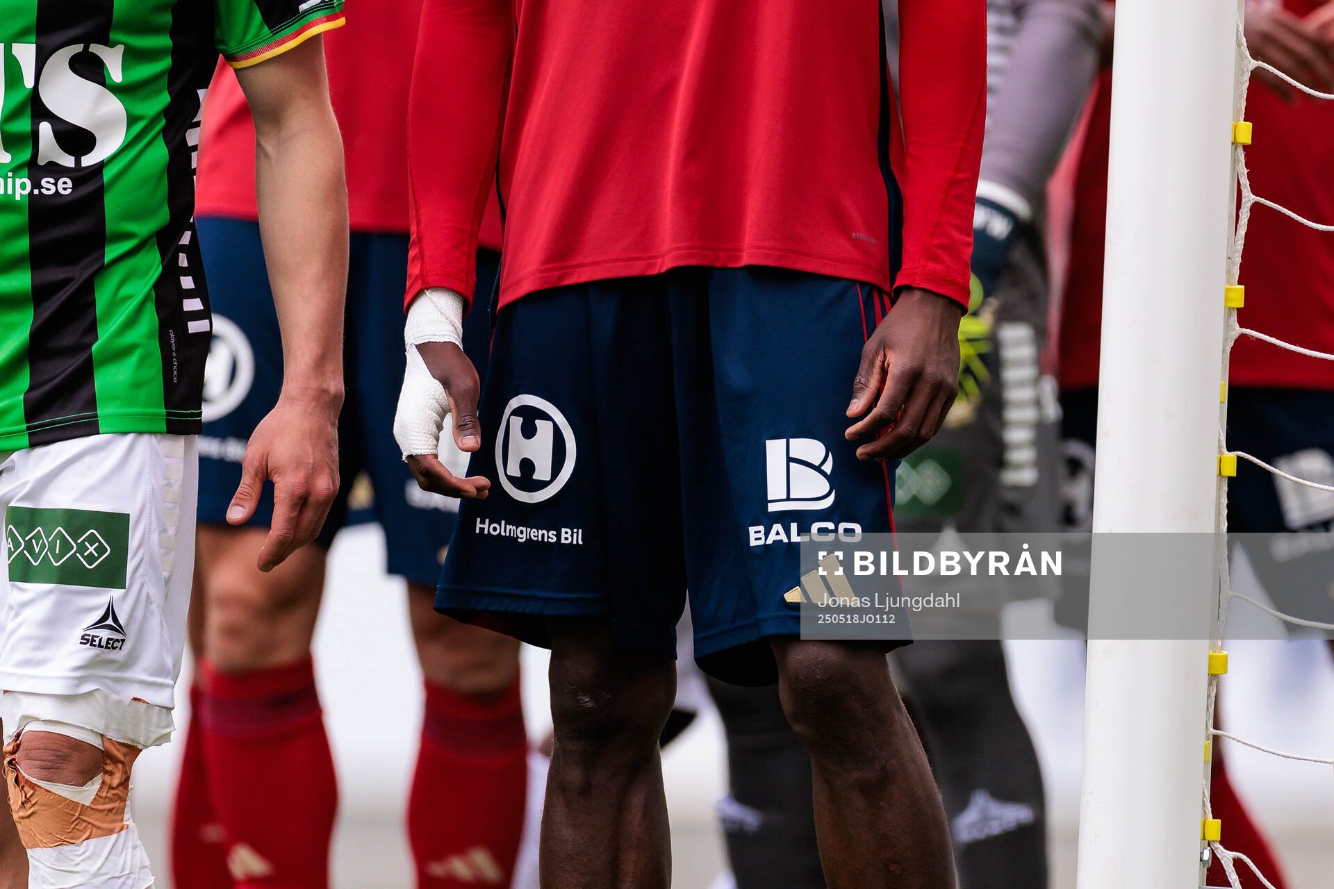 Östers Kingsley Gyamfi med lindad hand under fotbollsmatchen i Allsvenskan mellan Öster och GAIS den 18 maj 2025 i Växjö. 