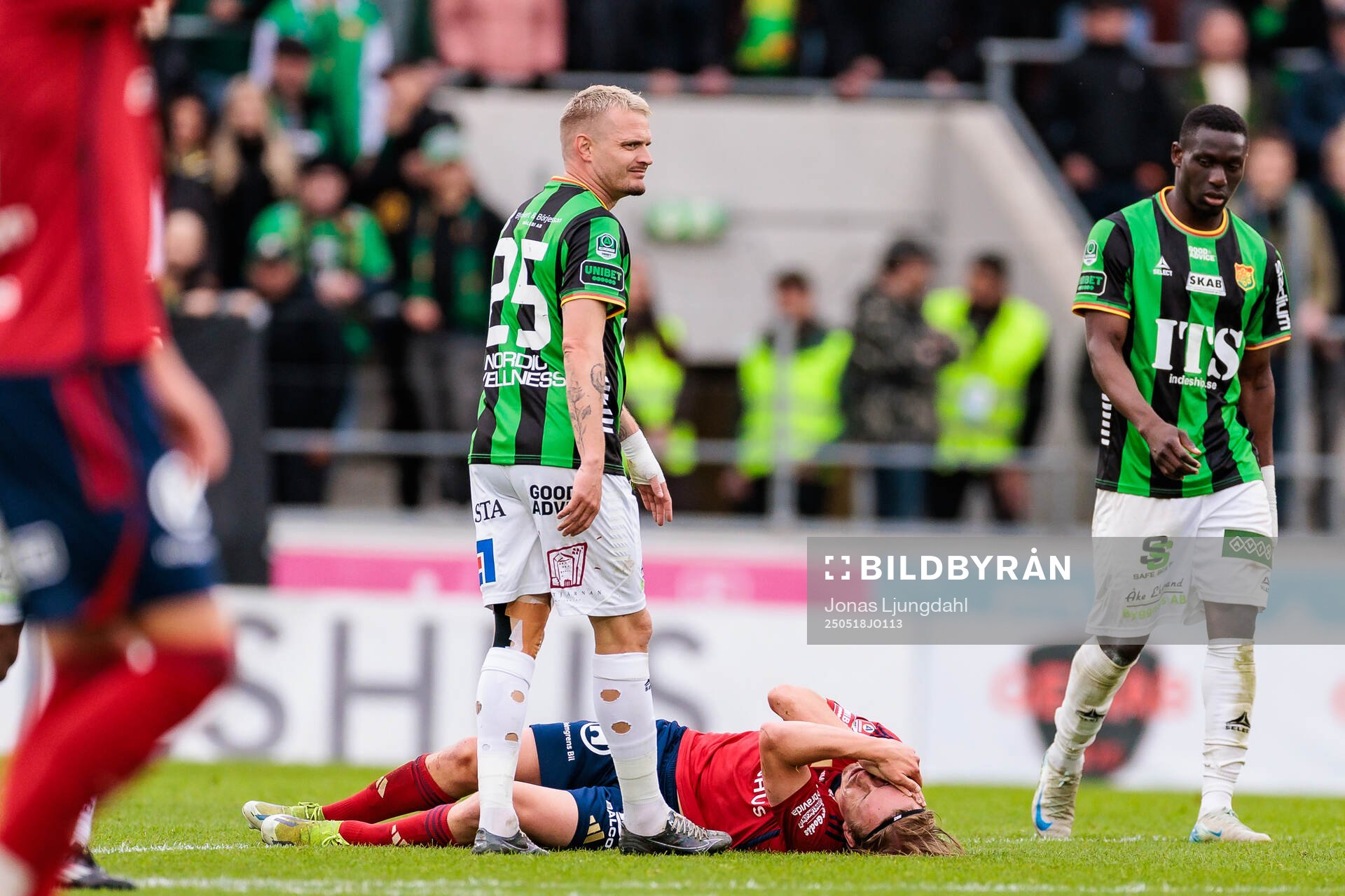 GAIS Jonas Lindberg och Östers David Seger under fotbollsmatchen i Allsvenskan mellan Öster och GAIS den 18 maj 2025 i Växjö. 