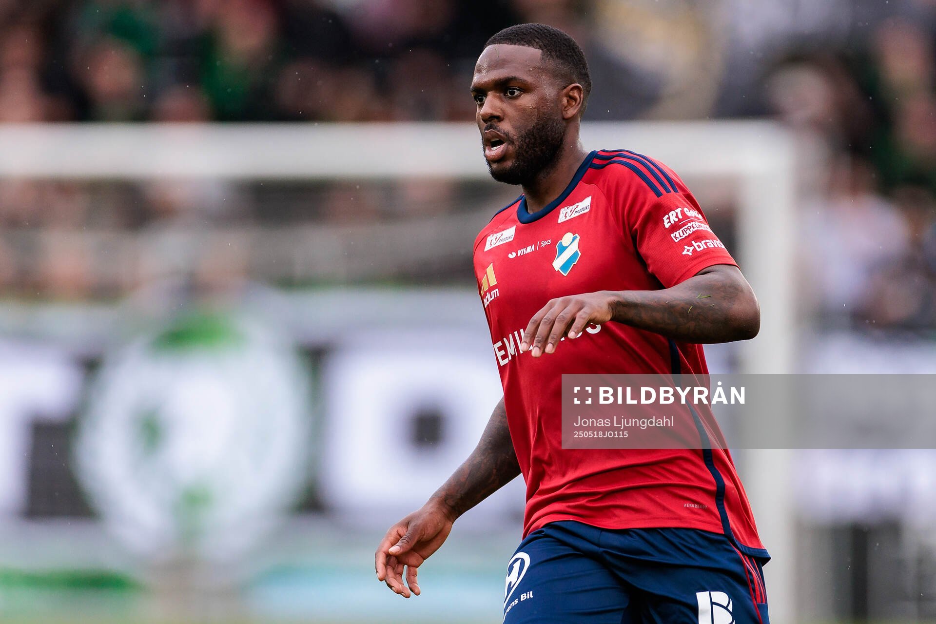 Östers Christian Kouakou under fotbollsmatchen i Allsvenskan mellan Öster och GAIS den 18 maj 2025 i Växjö. 