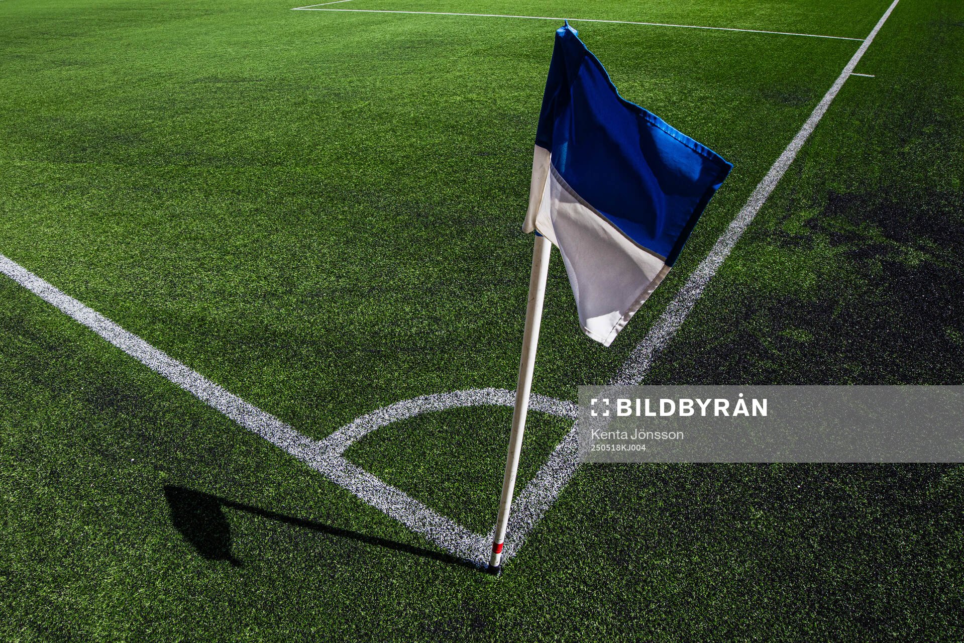 En hörnflagga på konstgräset på Tunavallen