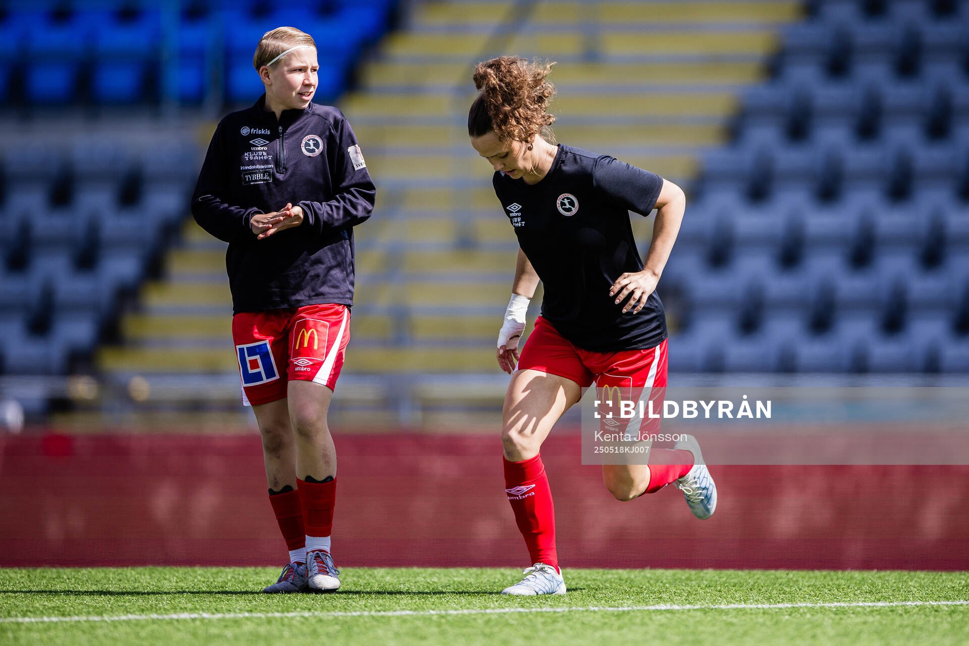 KIF Örebros Emilia Jägestedt Widstrand och Julia Walentowicz under uppvärmningen inför fotbollsmatchen i Elitettan mellan Eskilstuna United och KIF Örebro den 18 maj 2025 i Eskilstuna.