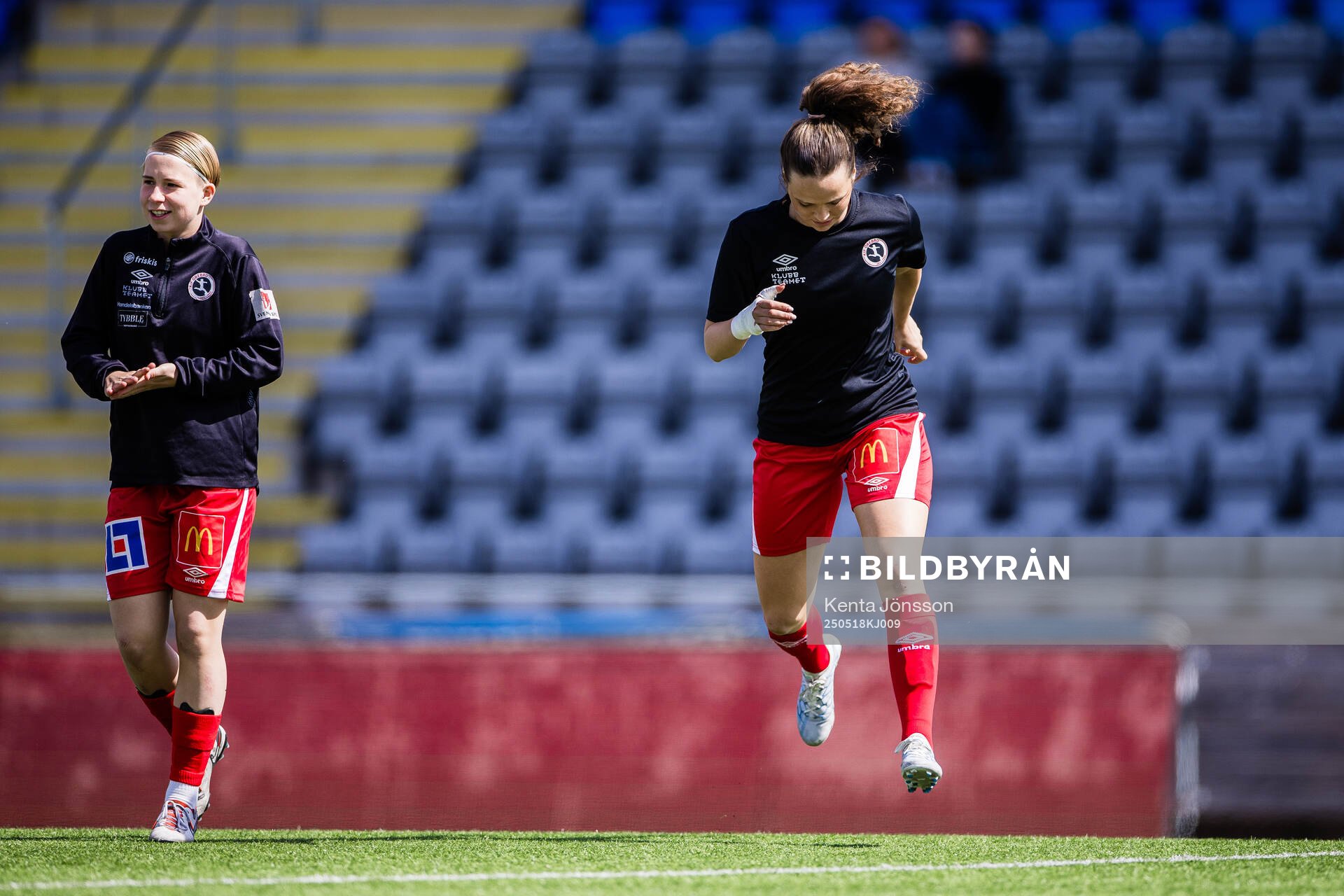 KIF Örebros Emilia Jägestedt Widstrand och Julia Walentowicz under uppvärmningen inför under fotbollsmatchen i Elitettan mellan Eskilstuna United och KIF Örebro den 18 maj 2025 i Eskilstuna.