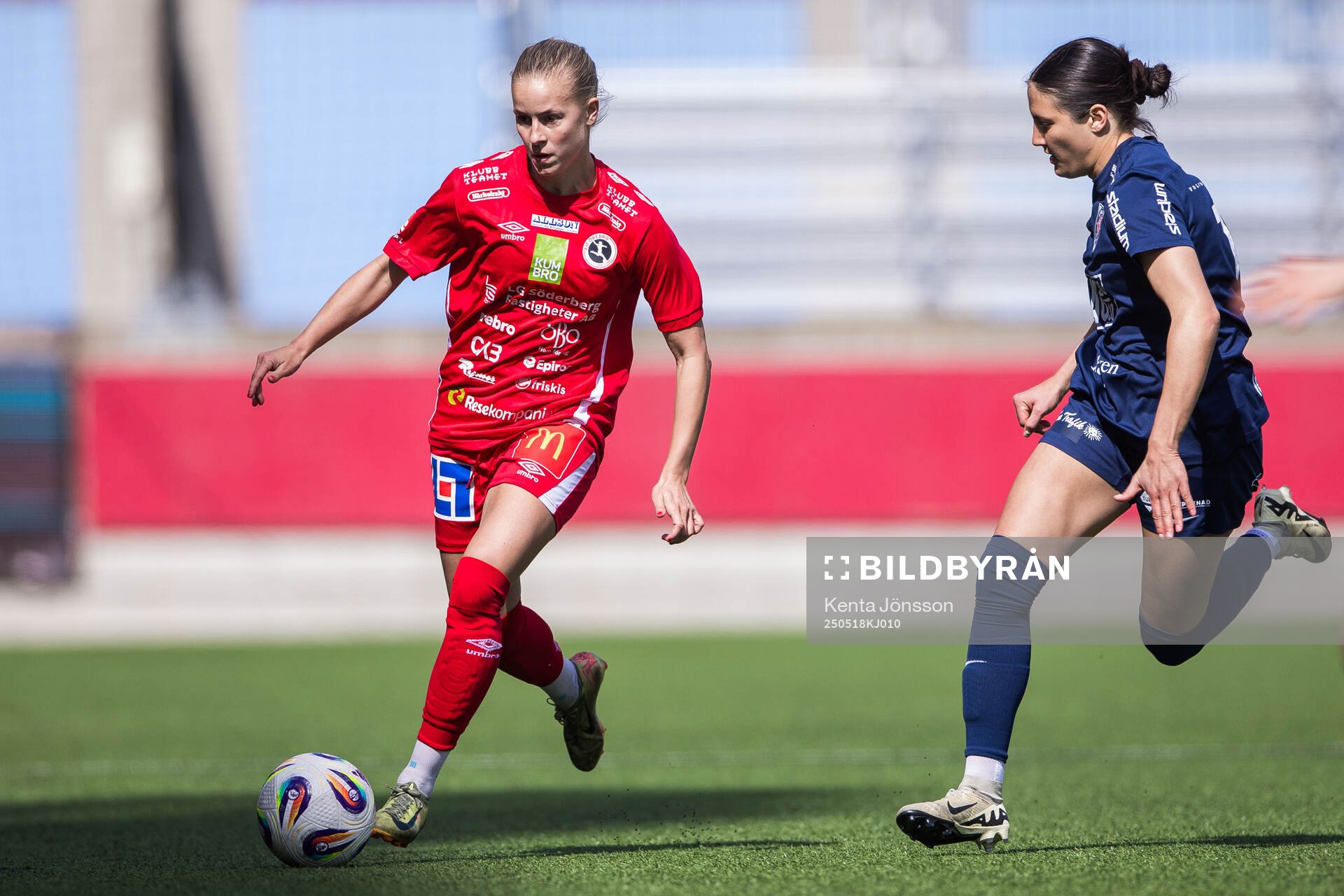 KIF Örebros Demi Pierre och Eskilstuna Uniteds Anna Sutter under fotbollsmatchen i Elitettan mellan Eskilstuna United och KIF Örebro den 18 maj 2025 i Eskilstuna.