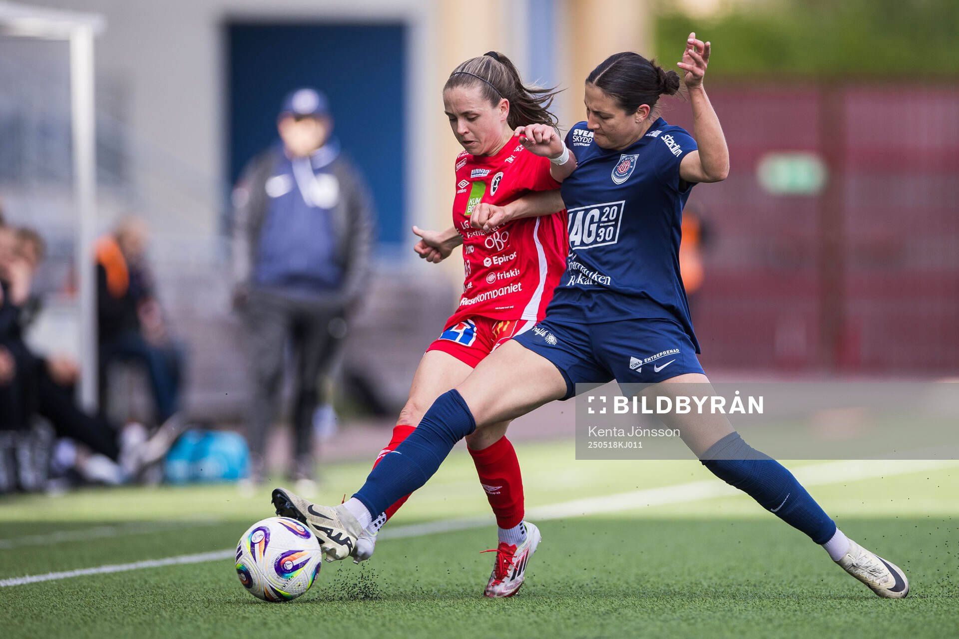 KIF Örebros Ella Frost och Eskilstuna Uniteds Anna Sutter under fotbollsmatchen i Elitettan mellan Eskilstuna United och KIF Örebro den 18 maj 2025 i Eskilstuna.