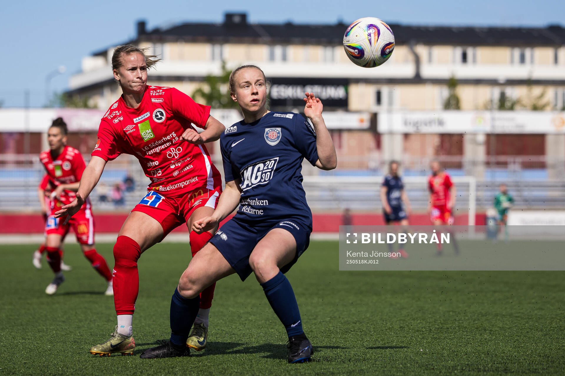 KIF Örebros Demi Pierre och Eskilstuna Uniteds Sara Emilia Ikonen under fotbollsmatchen i Elitettan mellan Eskilstuna United och KIF Örebro den 18 maj 2025 i Eskilstuna.
