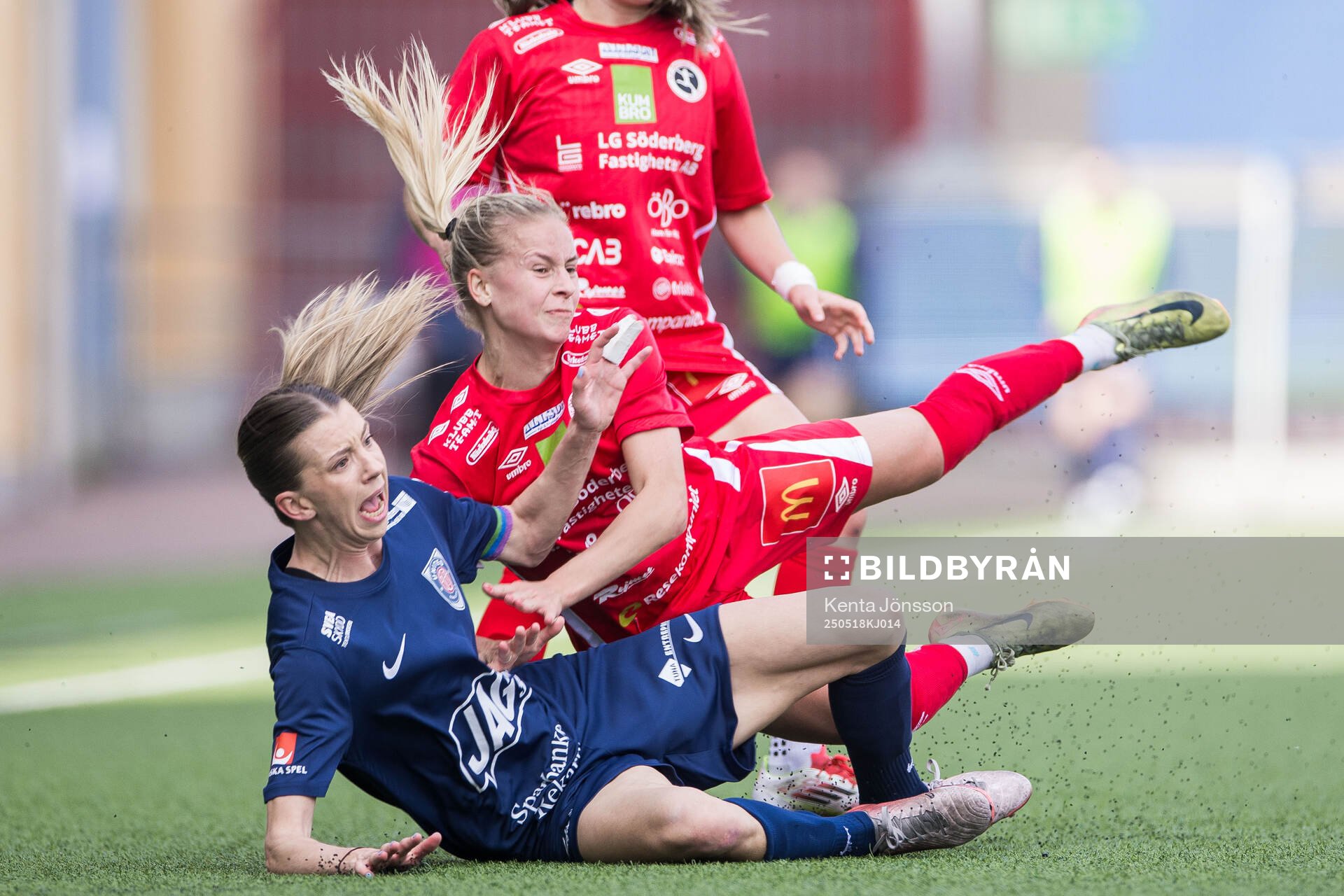 Eskilstuna Uniteds Wilma Öhman och KIF Örebros Demi Pierre under fotbollsmatchen i Elitettan mellan Eskilstuna United och KIF Örebro den 18 maj 2025 i Eskilstuna.