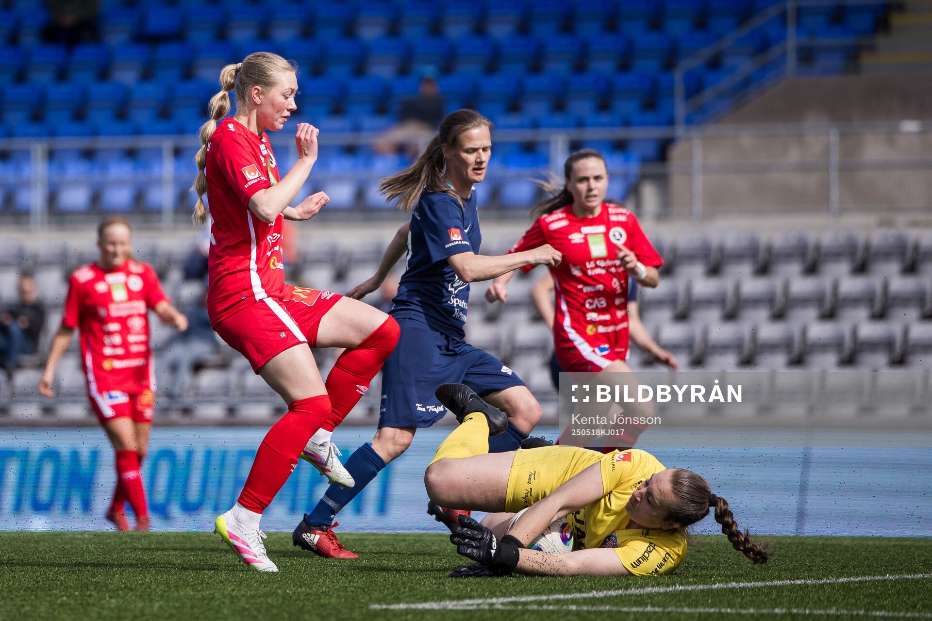 KIF Örebros Cajsa Rubensson och Eskilstuna Uniteds målvakt Monica Elisabeth Wilhelm under fotbollsmatchen i Elitettan mellan Eskilstuna United och KIF Örebro den 18 maj 2025 i Eskilstuna.