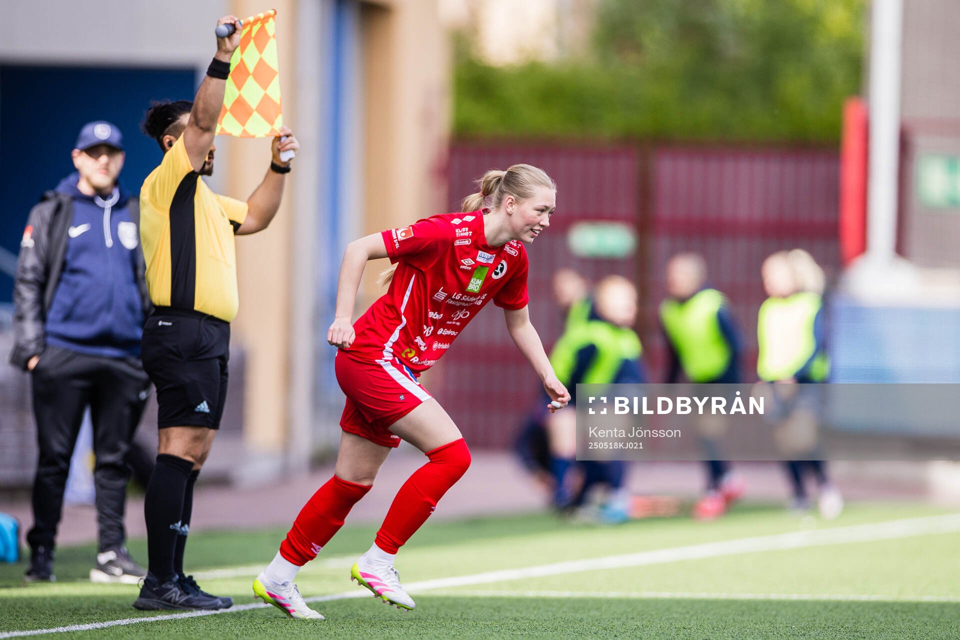 KIF Örebros Cajsa Rubensson byts in under fotbollsmatchen i Elitettan mellan Eskilstuna United och KIF Örebro den 18 maj 2025 i Eskilstuna.
