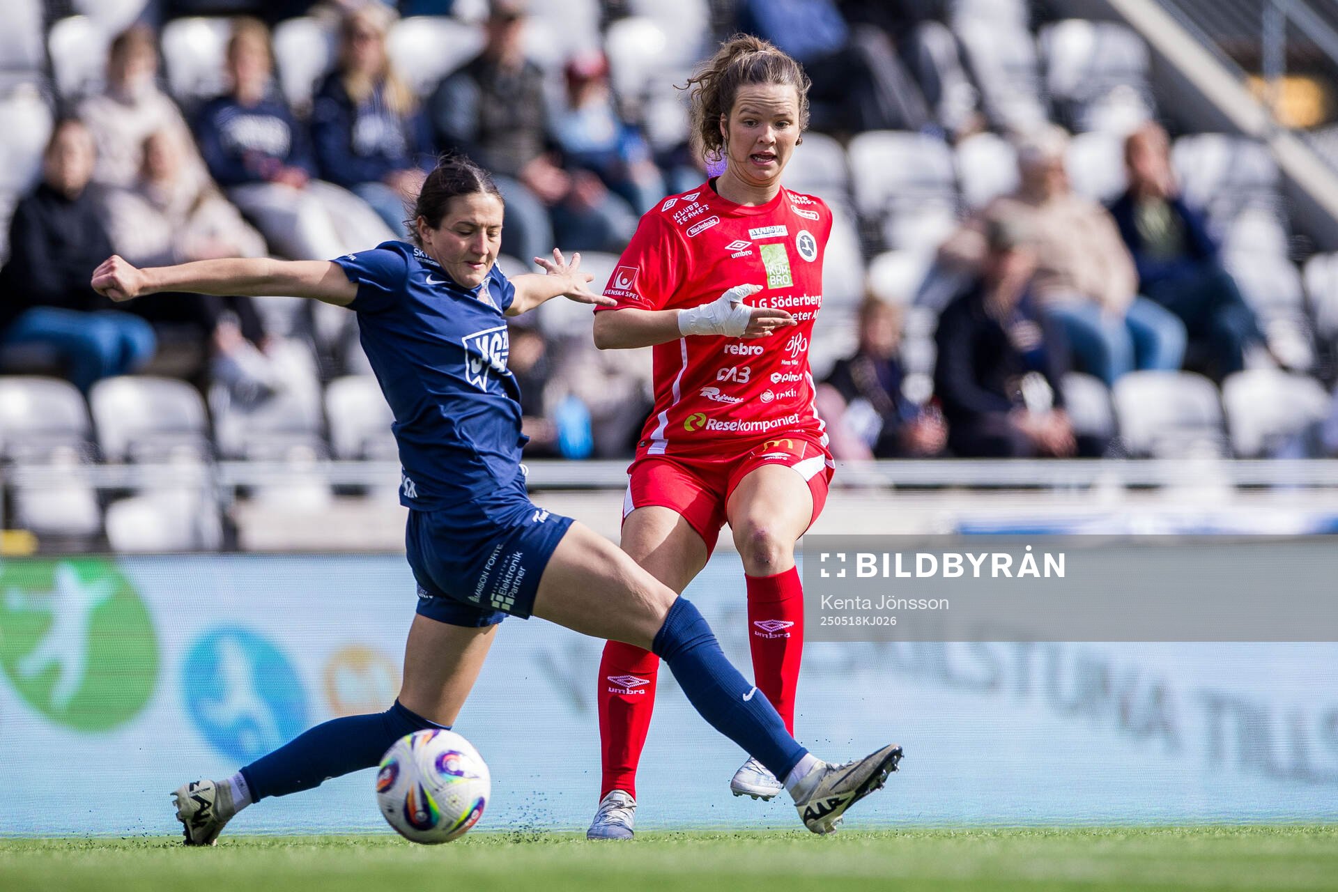Eskilstuna Uniteds Anna Sutter och KIF Örebros Julia Walentowicz under fotbollsmatchen i Elitettan mellan Eskilstuna United och KIF Örebro den 18 maj 2025 i Eskilstuna.