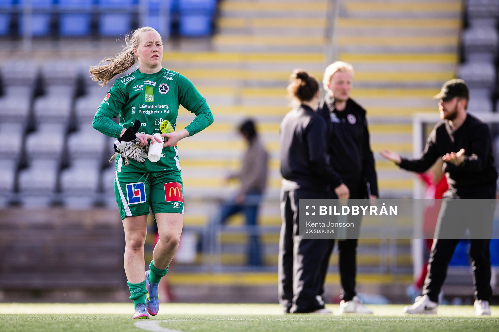 KIF Örebros målvakt Julia Langörgen deppar