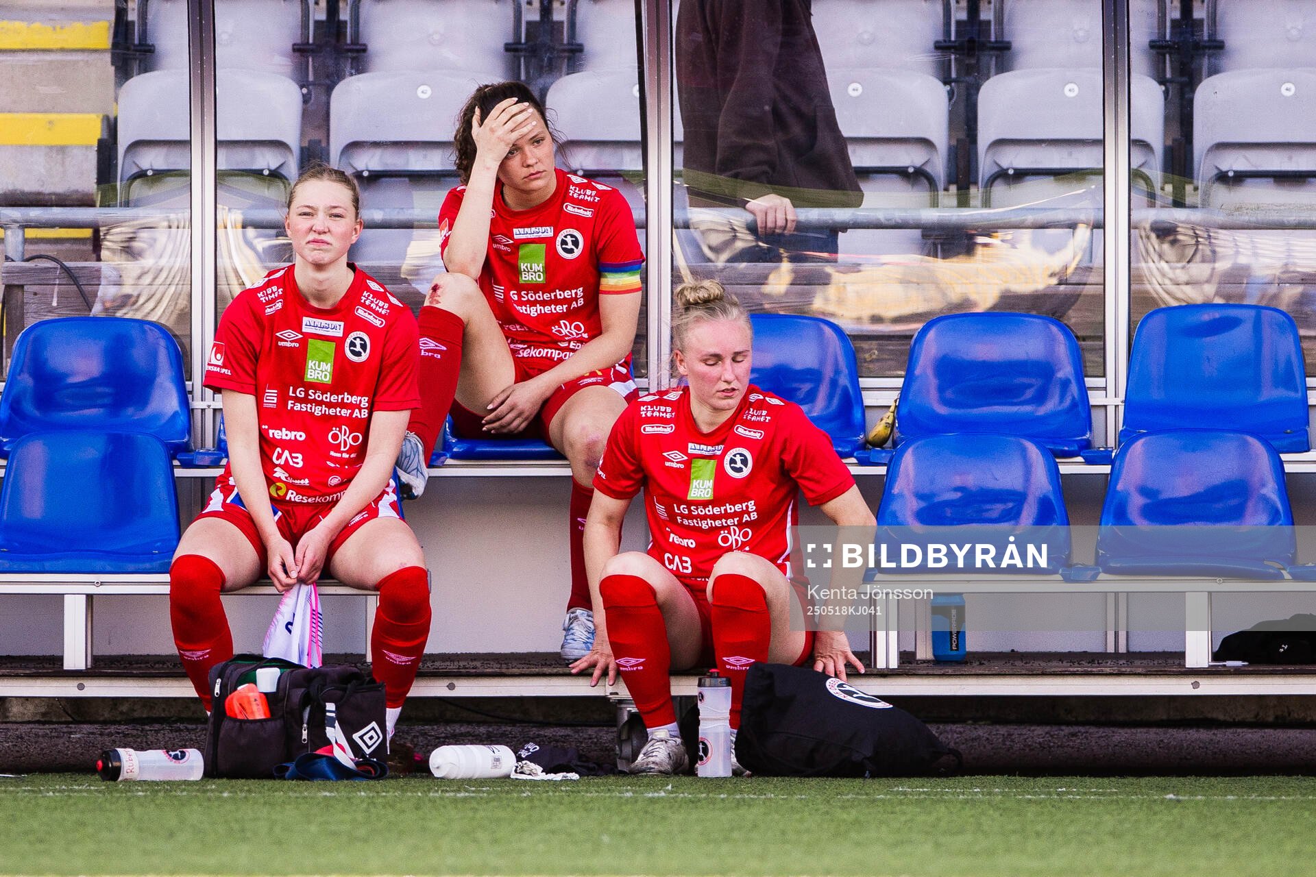 KIF Örebros Julia Walentowicz och Cajsa Rubensson deppar efter fotbollsmatchen i Elitettan mellan Eskilstuna United och KIF Örebro den 18 maj 2025 i Eskilstuna. 