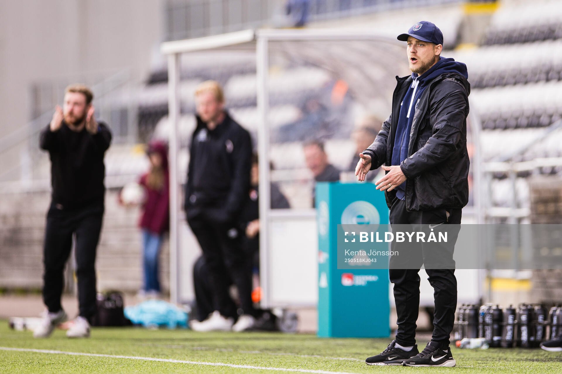 Eskilstuna Uniteds tränare Rickard Johansson under fotbollsmatchen i Elitettan mellan Eskilstuna United och KIF Örebro den 18 maj 2025 i Eskilstuna.