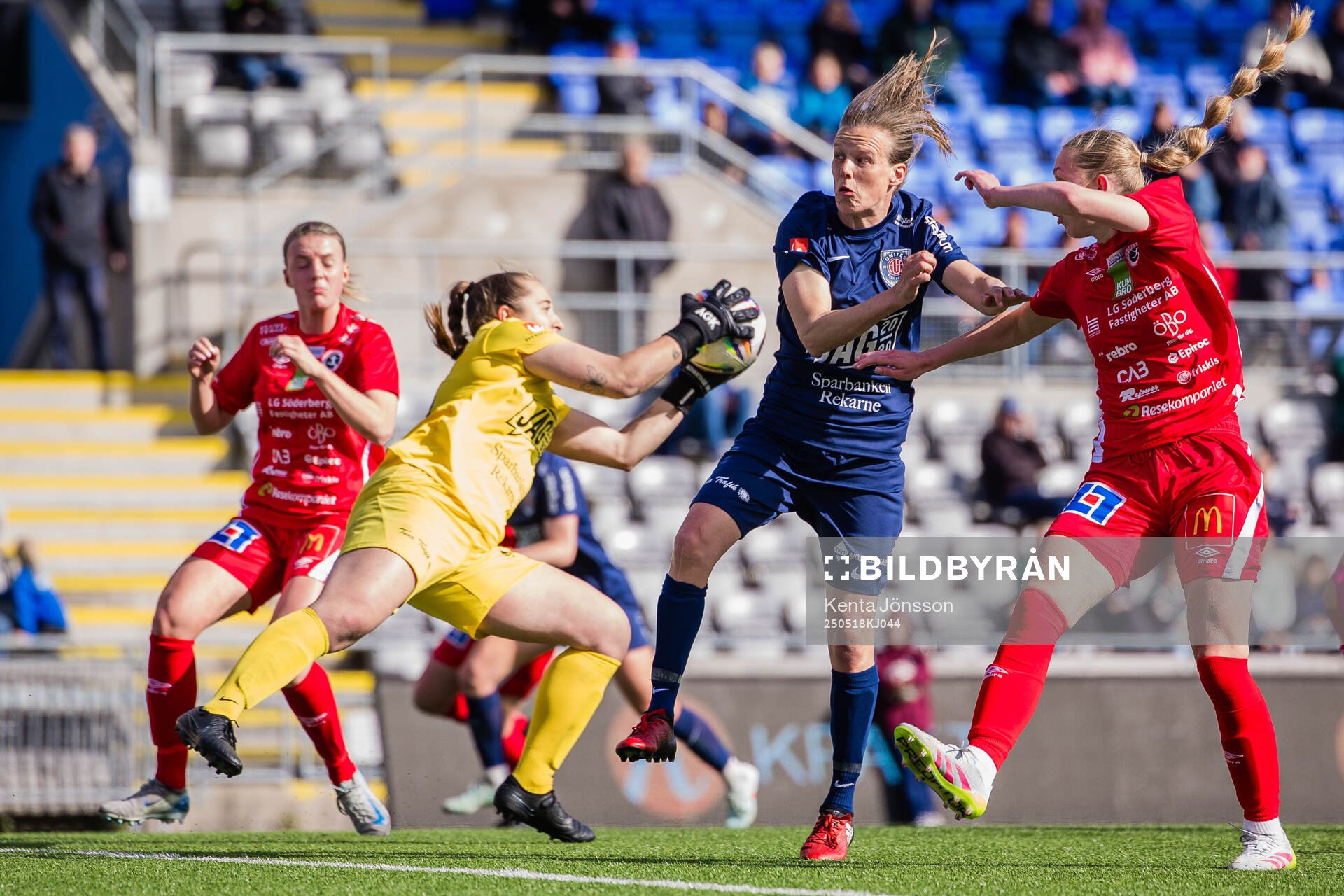 Eskilstuna Uniteds målvakt Monica Elisabeth Wilhelm med en räddnings under fotbollsmatchen i Elitettan mellan Eskilstuna United och KIF Örebro den 18 maj 2025 i Eskilstuna.