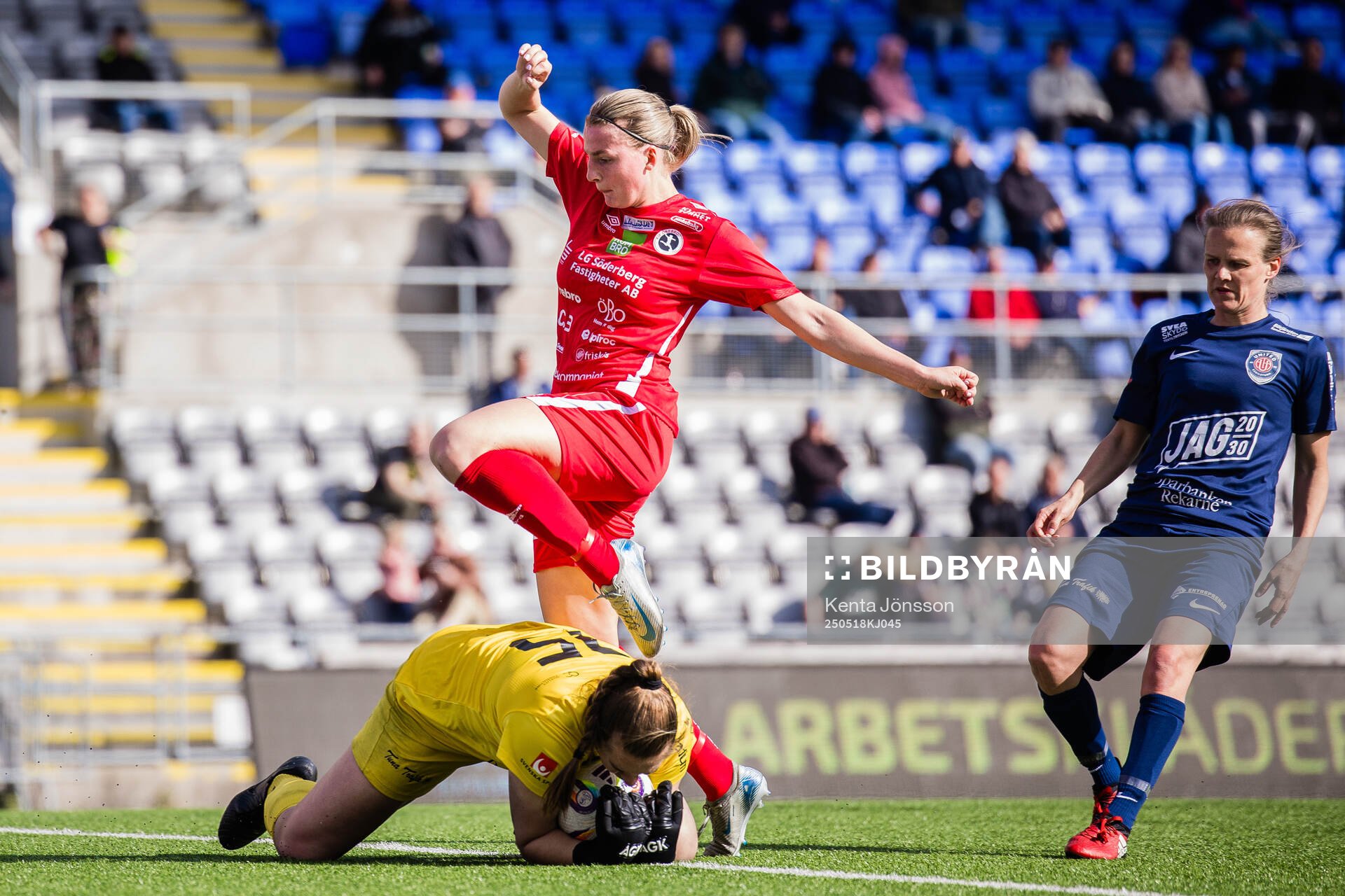KIF Örebros Maja Alvin och Eskilstuna Uniteds målvakt Monica Elisabeth Wilhelm under fotbollsmatchen i Elitettan mellan Eskilstuna United och KIF Örebro den 18 maj 2025 i Eskilstuna.