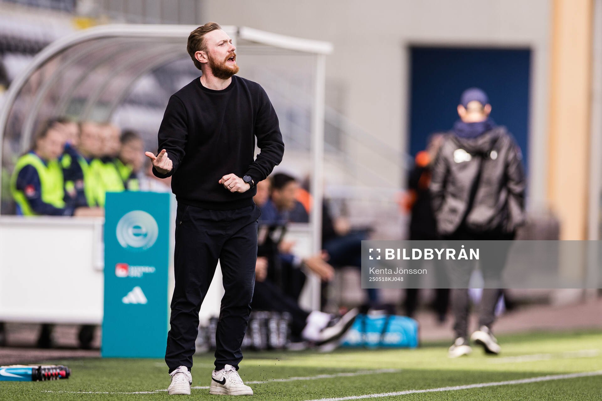 KIF Örebros tränare Fredrik Andersson under fotbollsmatchen i Elitettan mellan Eskilstuna United och KIF Örebro den 18 maj 2025 i Eskilstuna. 