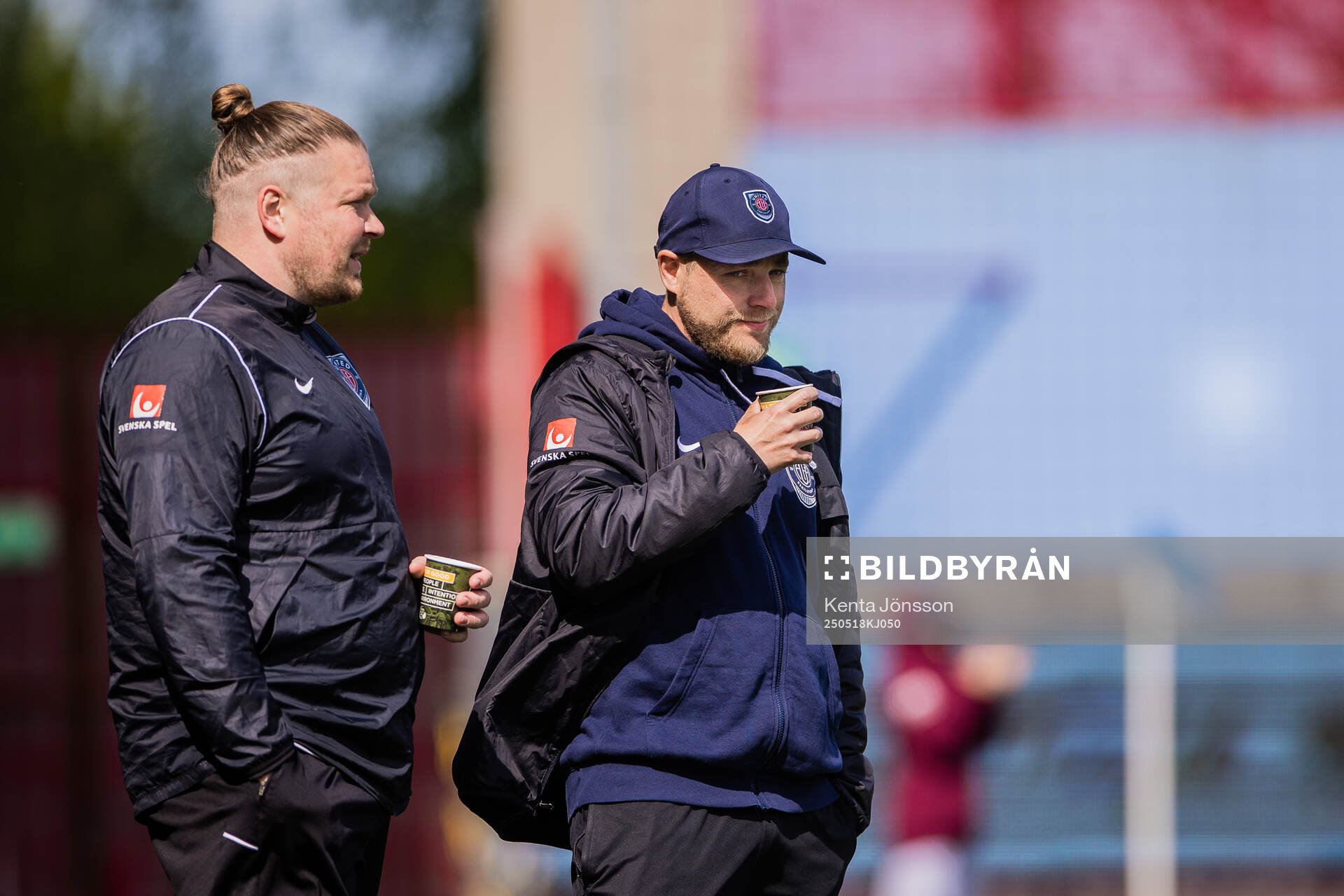 Eskilstuna Uniteds assisterande tränare Anton Olsson och tränare Rickard Johansson under fotbollsmatchen i Elitettan mellan Eskilstuna United och KIF Örebro den 18 maj 2025 i Eskilstuna.