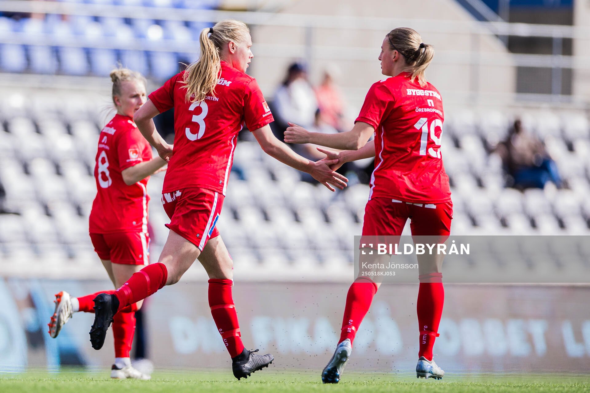 KIF Örebros Sofia Parkner jublar efter 2-1 under fotbollsmatchen i Elitettan mellan Eskilstuna United och KIF Örebro den 18 maj 2025 i Eskilstuna.
