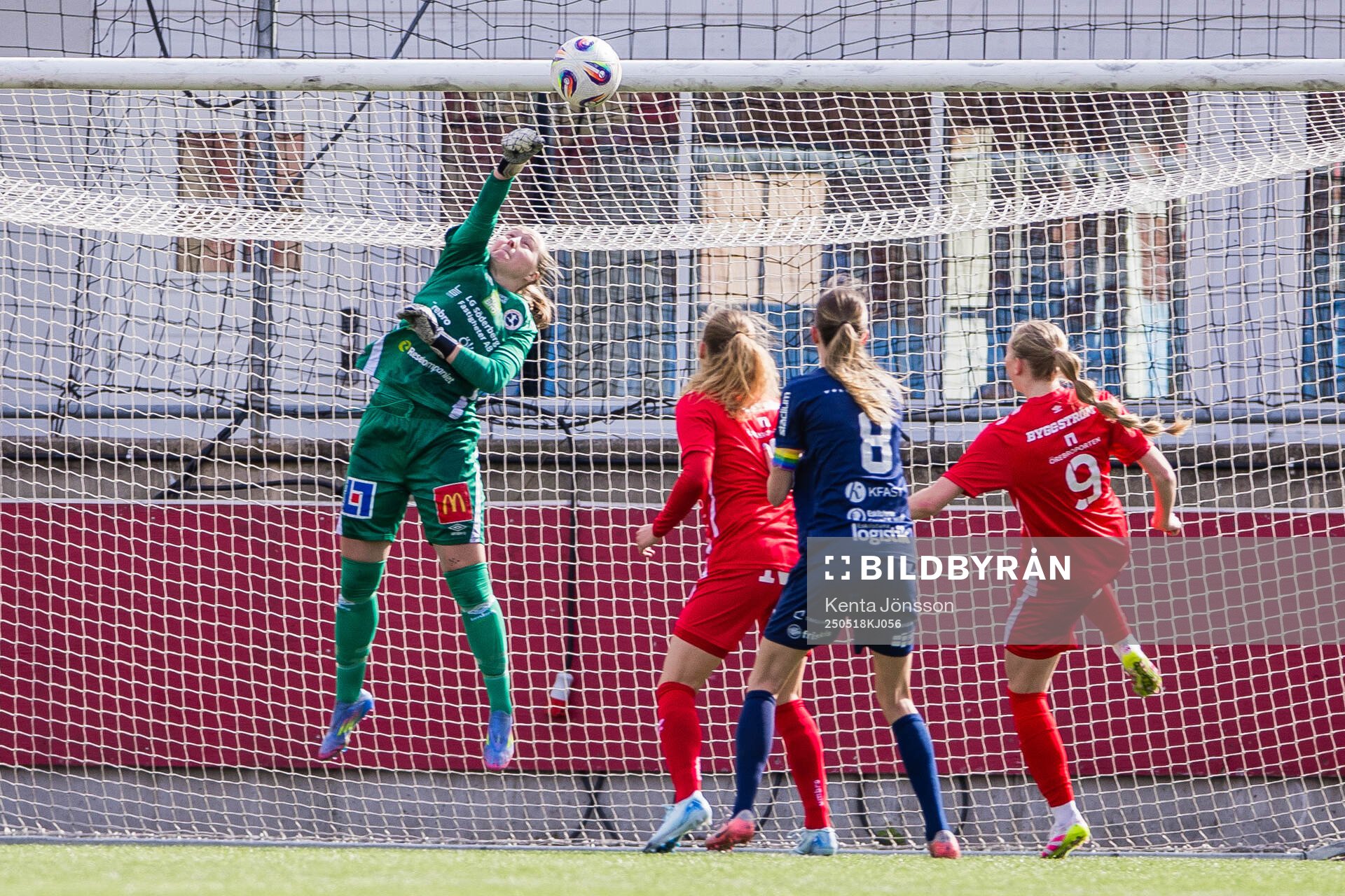 KIF Örebros målvakt Julia Langörgen i samband med 2-0 av Eskilstuna Uniteds Rylie Rae Combs under fotbollsmatchen i Elitettan mellan Eskilstuna United och KIF Örebro den 18 maj 2025 i Eskilstuna.
