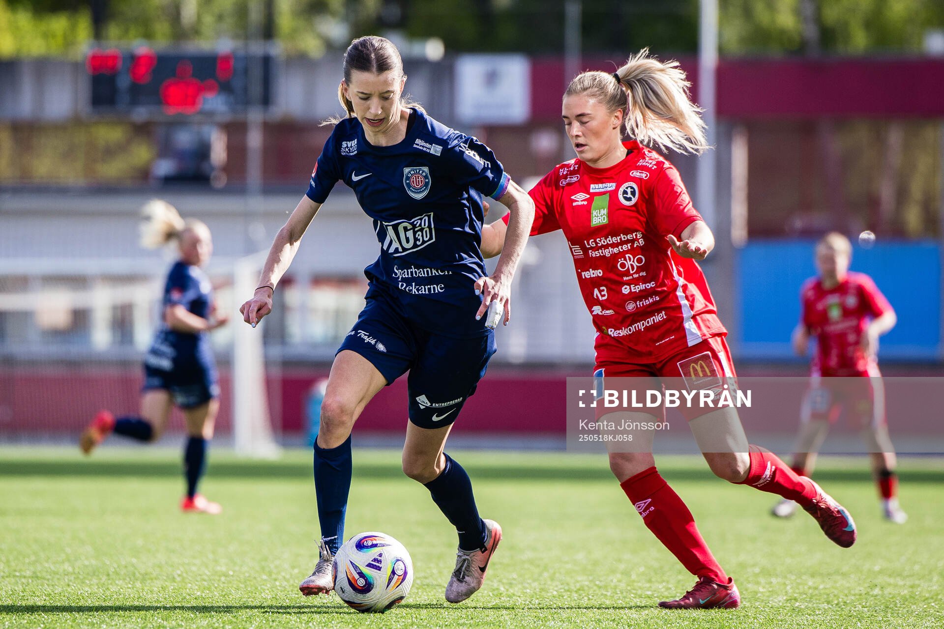 Eskilstuna Uniteds Wilma Öhman och KIF Örebros Ida Björnberg under fotbollsmatchen i Elitettan mellan Eskilstuna United och KIF Örebro den 18 maj 2025 i Eskilstuna.