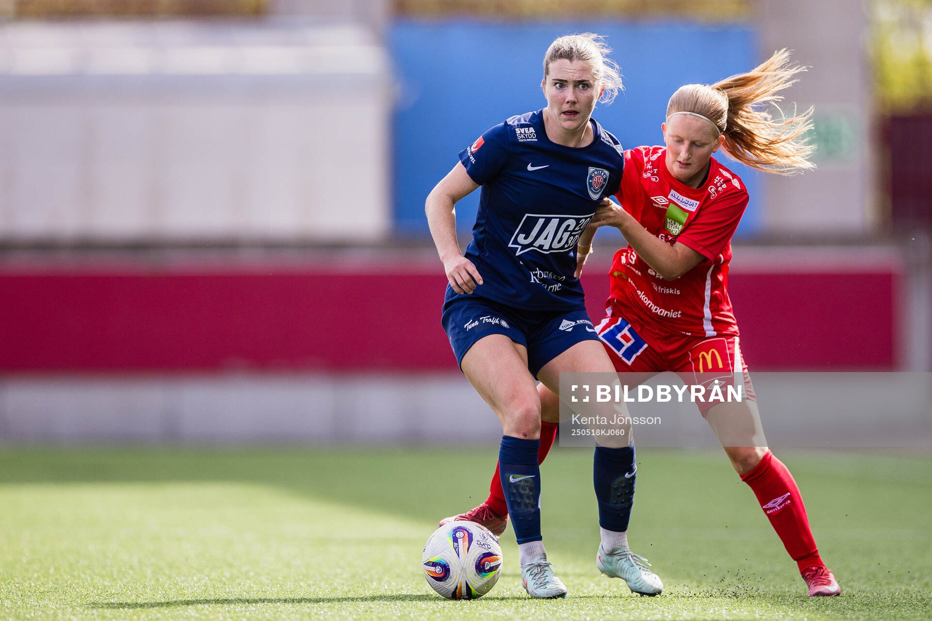 Eskilstuna Uniteds Gabrielle Rose Rennie och KIF Örebros Vera Andersson under fotbollsmatchen i Elitettan mellan Eskilstuna United och KIF Örebro den 18 maj 2025 i Eskilstuna.