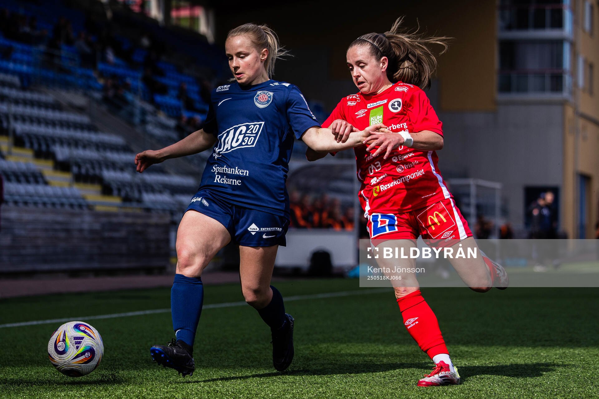 Eskilstuna Uniteds Sara Emilia Ikonen och KIF Örebros Ella Frost under fotbollsmatchen i Elitettan mellan Eskilstuna United och KIF Örebro den 18 maj 2025 i Eskilstuna.